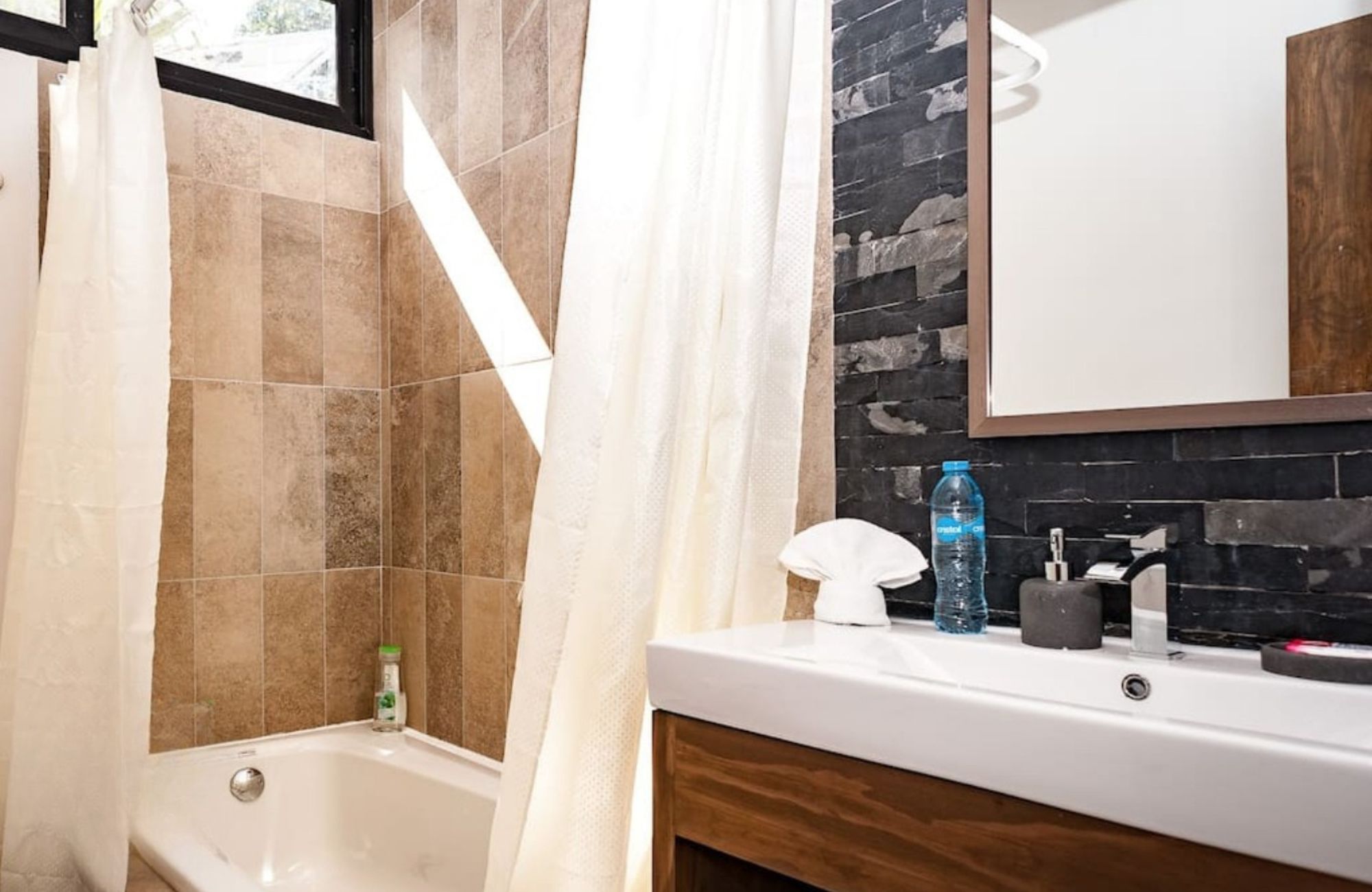 Swim up condo, direct access to the pool from your terrace, gym, restaurant, outdoor yoga area, bicycles, 5 minutes from the beach