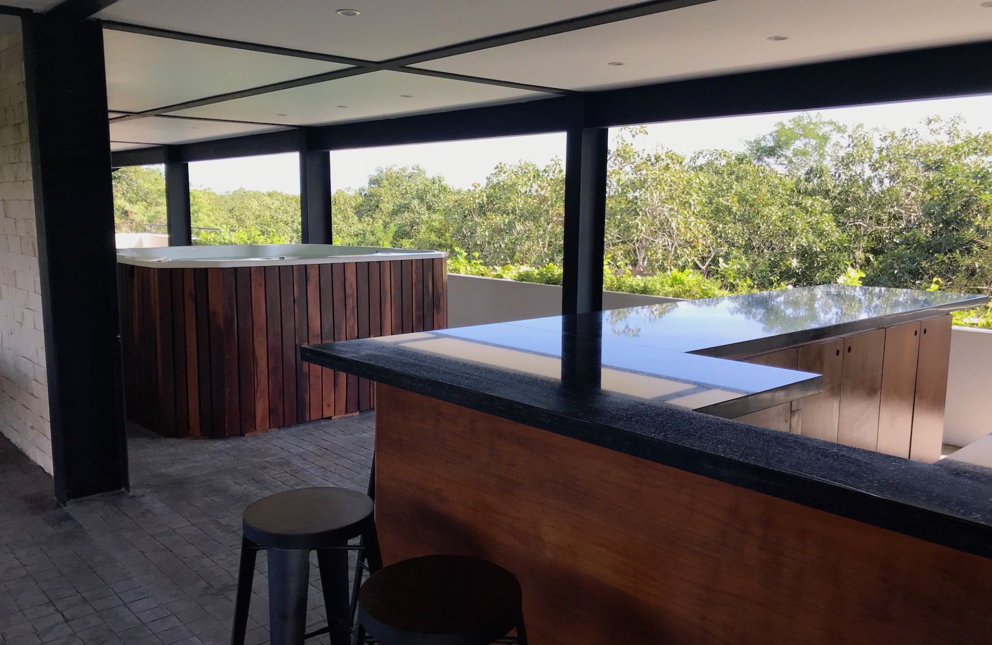 Swim up condo, direct access to the pool from your terrace, gym, restaurant, outdoor yoga area, bicycles, 5 minutes from the beach