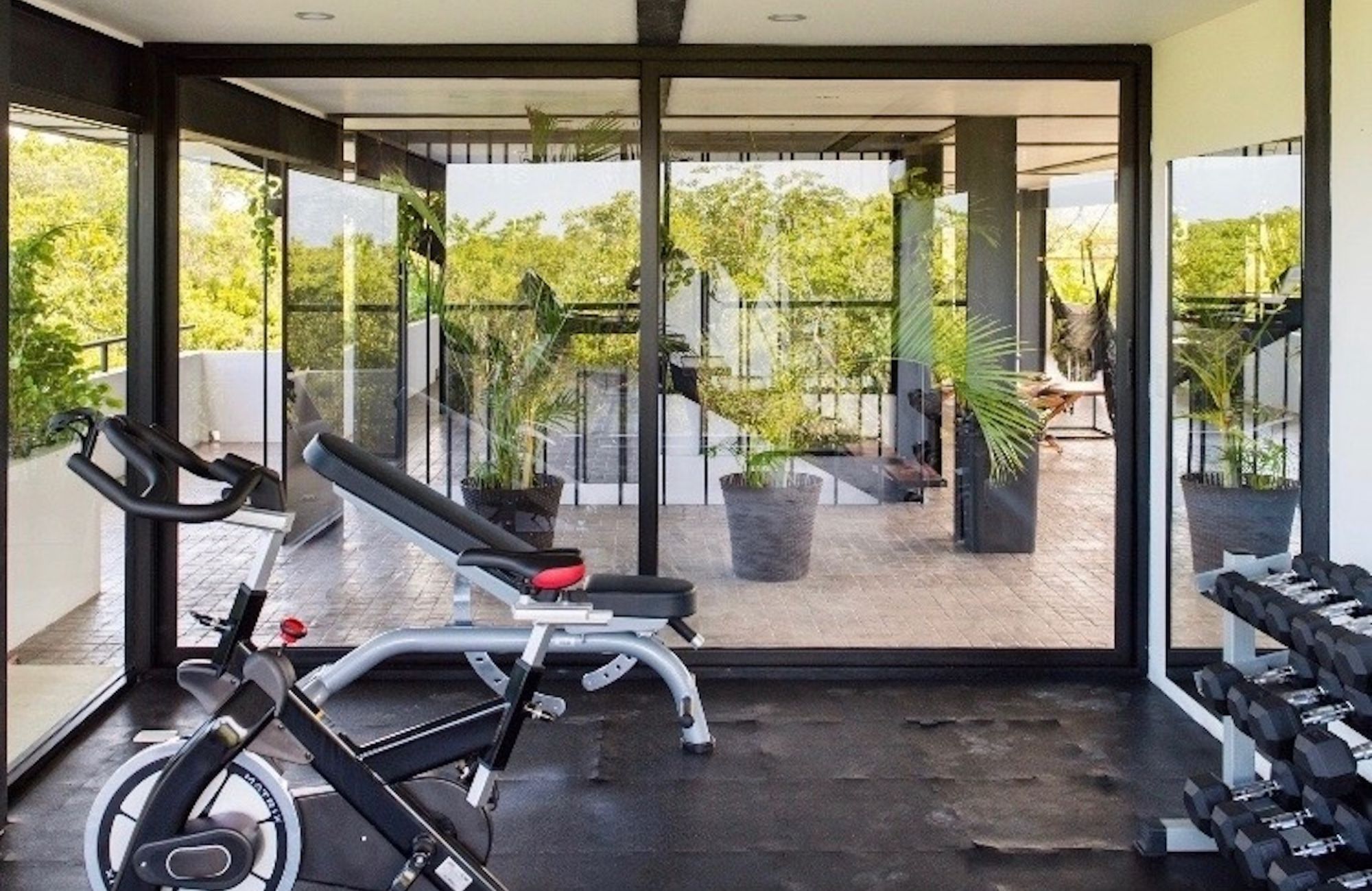 Swim up condo, direct access to the pool from your terrace, gym, restaurant, outdoor yoga area, bicycles, 5 minutes from the beach