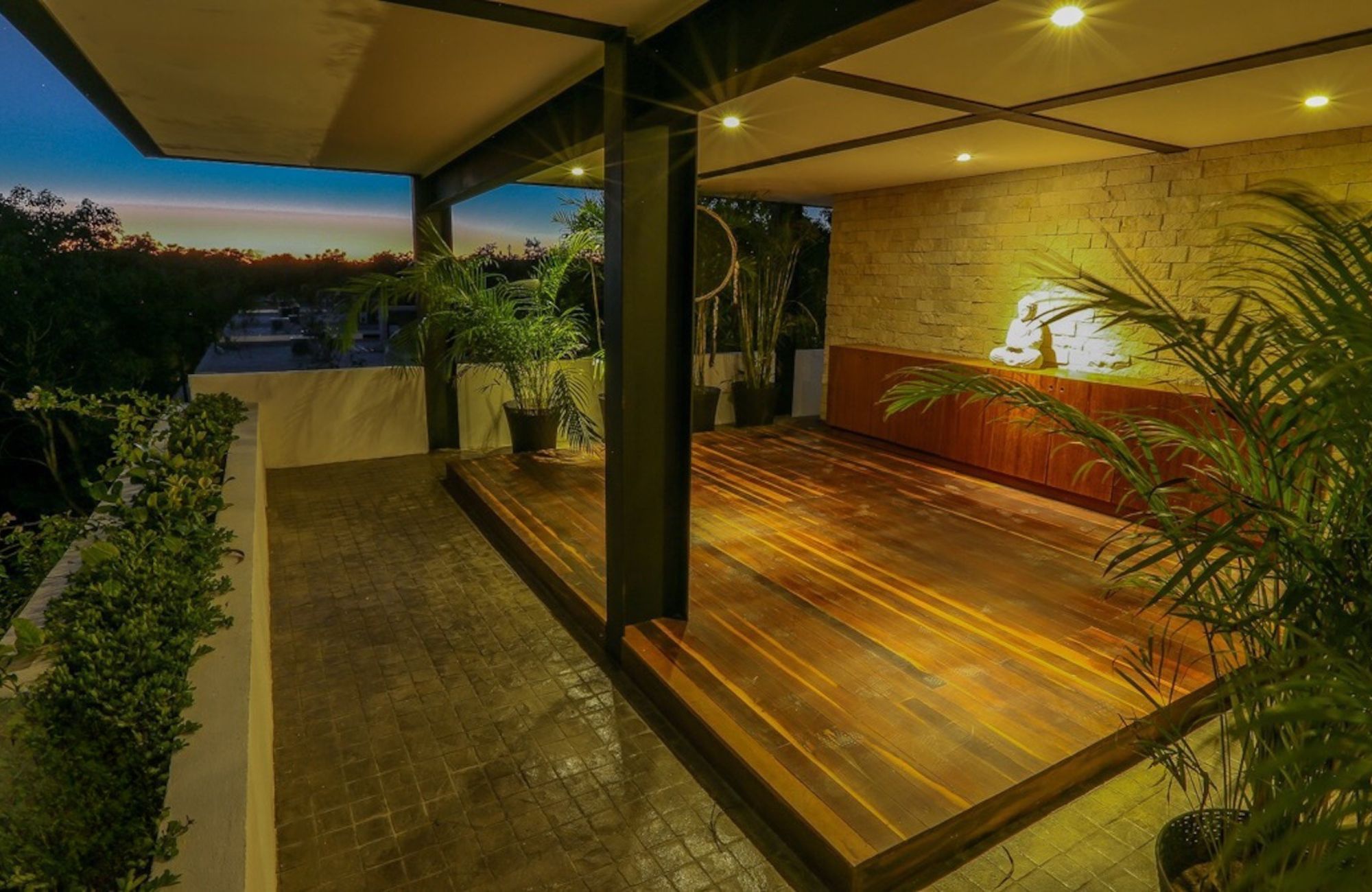 Swim up condo, direct access to the pool from your terrace, gym, restaurant, outdoor yoga area, bicycles, 5 minutes from the beach