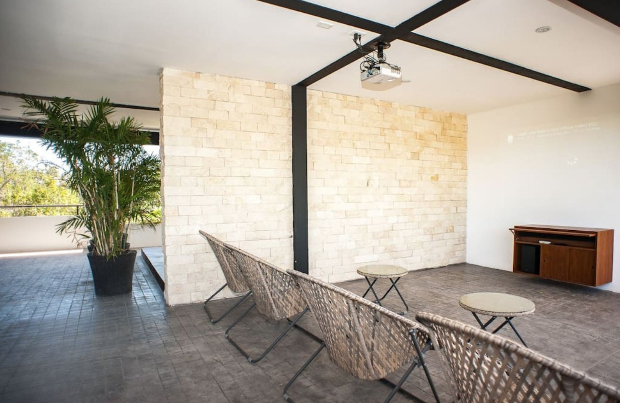 Swim up condo, direct access to the pool from your terrace, gym, restaurant, outdoor yoga area, bicycles, 5 minutes from the beach