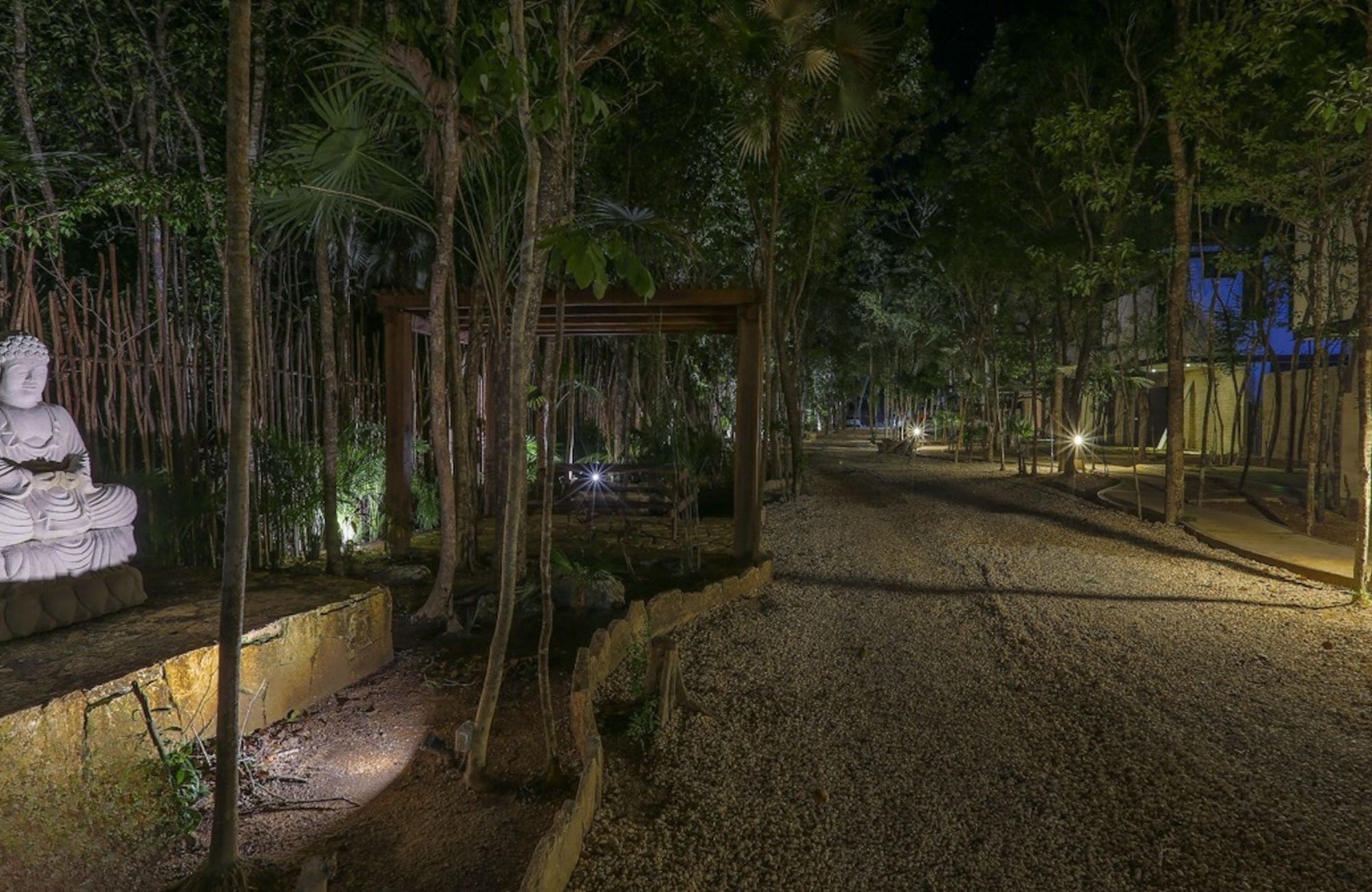 Swim up condo, direct access to the pool from your terrace, gym, restaurant, outdoor yoga area, bicycles, 5 minutes from the beach