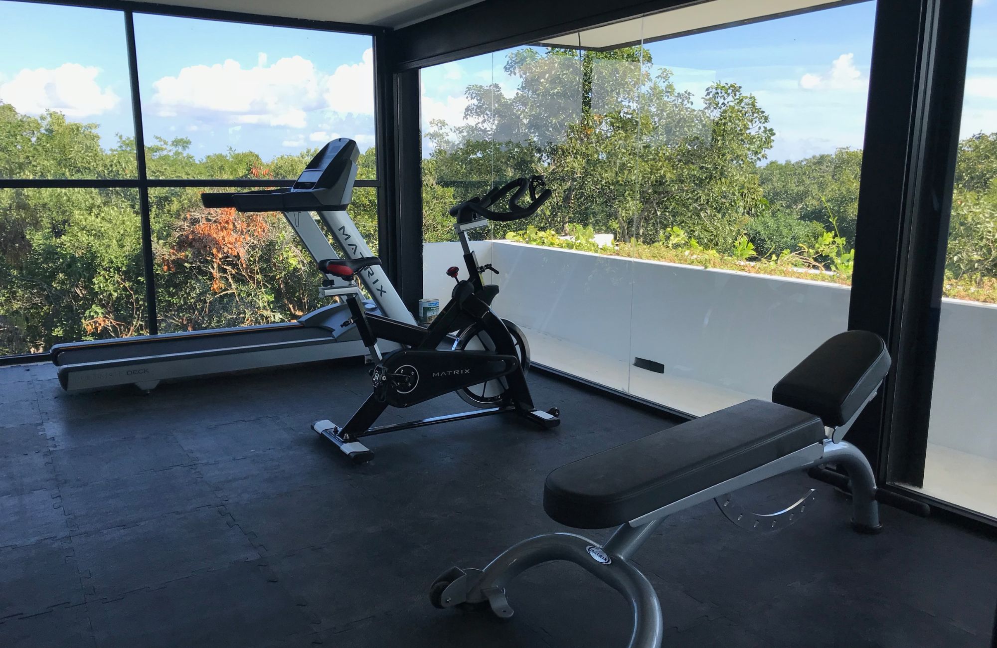 Swim up condo, direct access to the pool from your terrace, gym, restaurant, outdoor yoga area, bicycles, 5 minutes from the beach