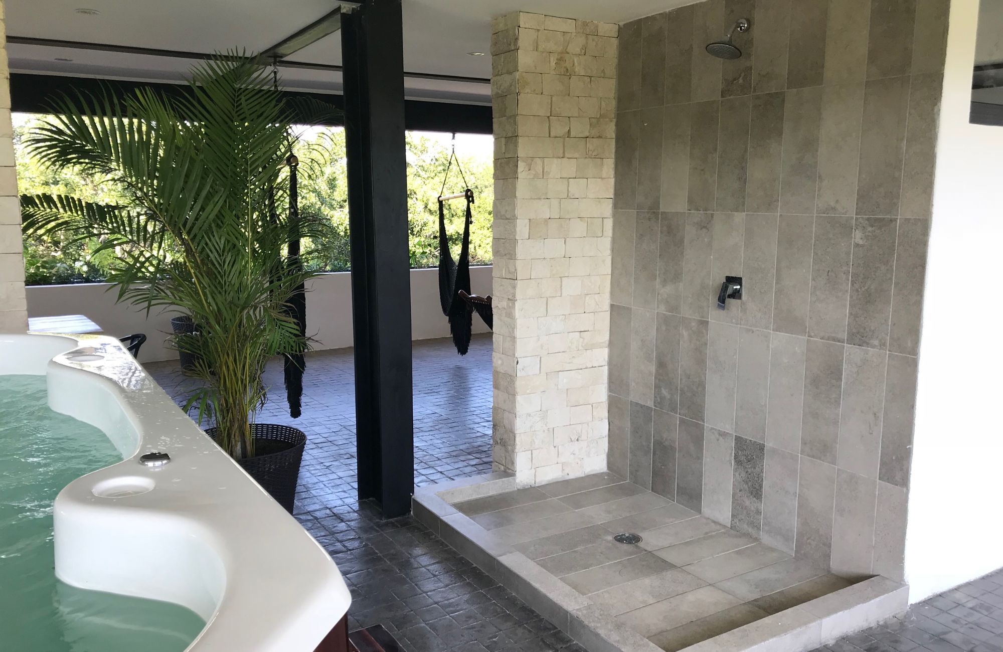 Swim up condo, direct access to the pool from your terrace, gym, restaurant, outdoor yoga area, bicycles, 5 minutes from the beach