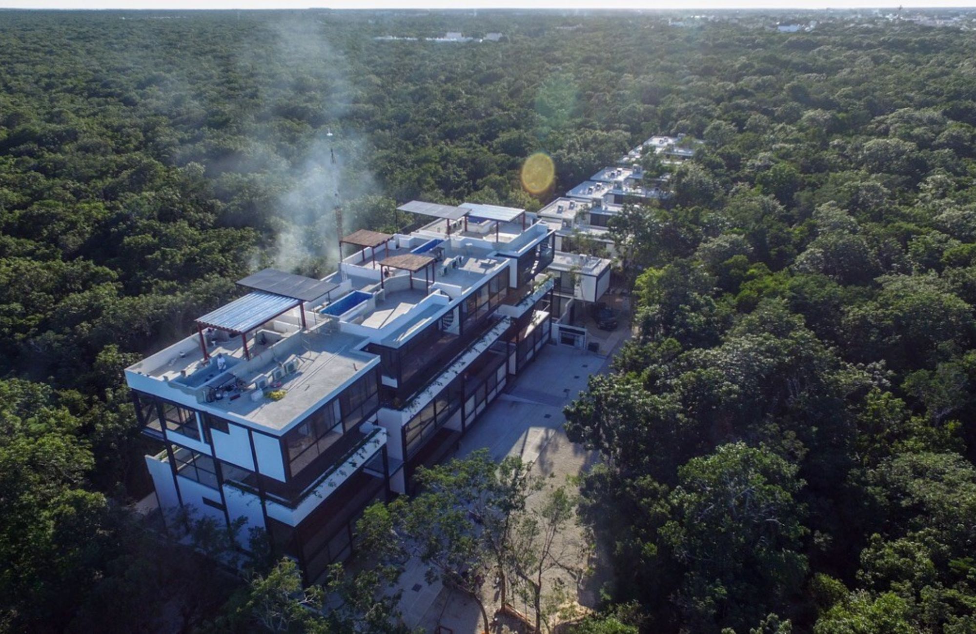 Swim up condo, direct access to the pool from your terrace, gym, restaurant, outdoor yoga area, bicycles, 5 minutes from the beach