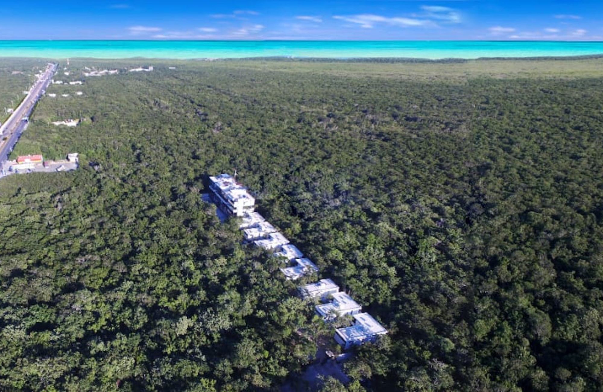 Swim up condo, direct access to the pool from your terrace, gym, restaurant, outdoor yoga area, bicycles, 5 minutes from the beach