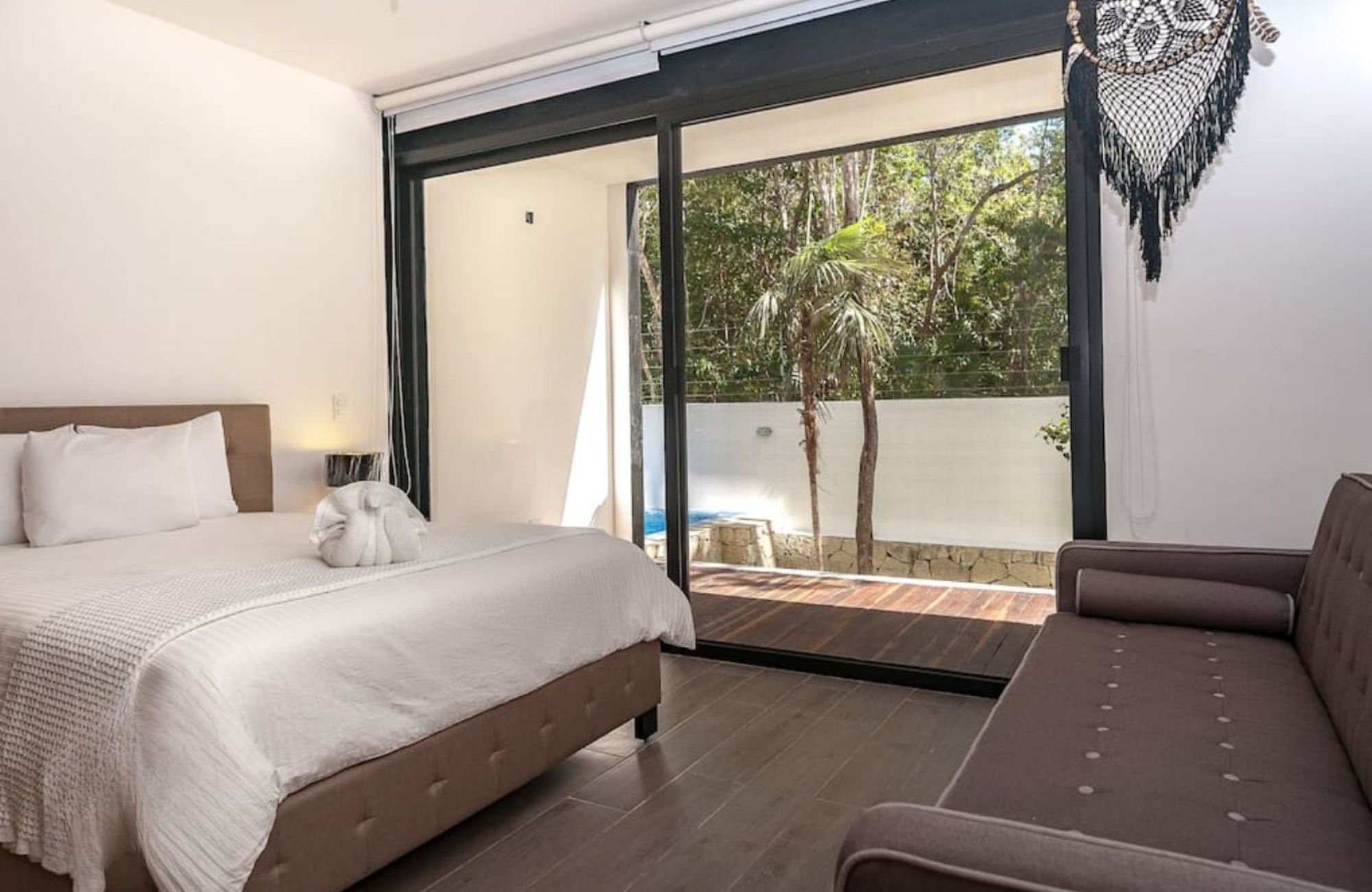 Swim up condo, direct access to the pool from your terrace, gym, restaurant, outdoor yoga area, bicycles, 5 minutes from the beach