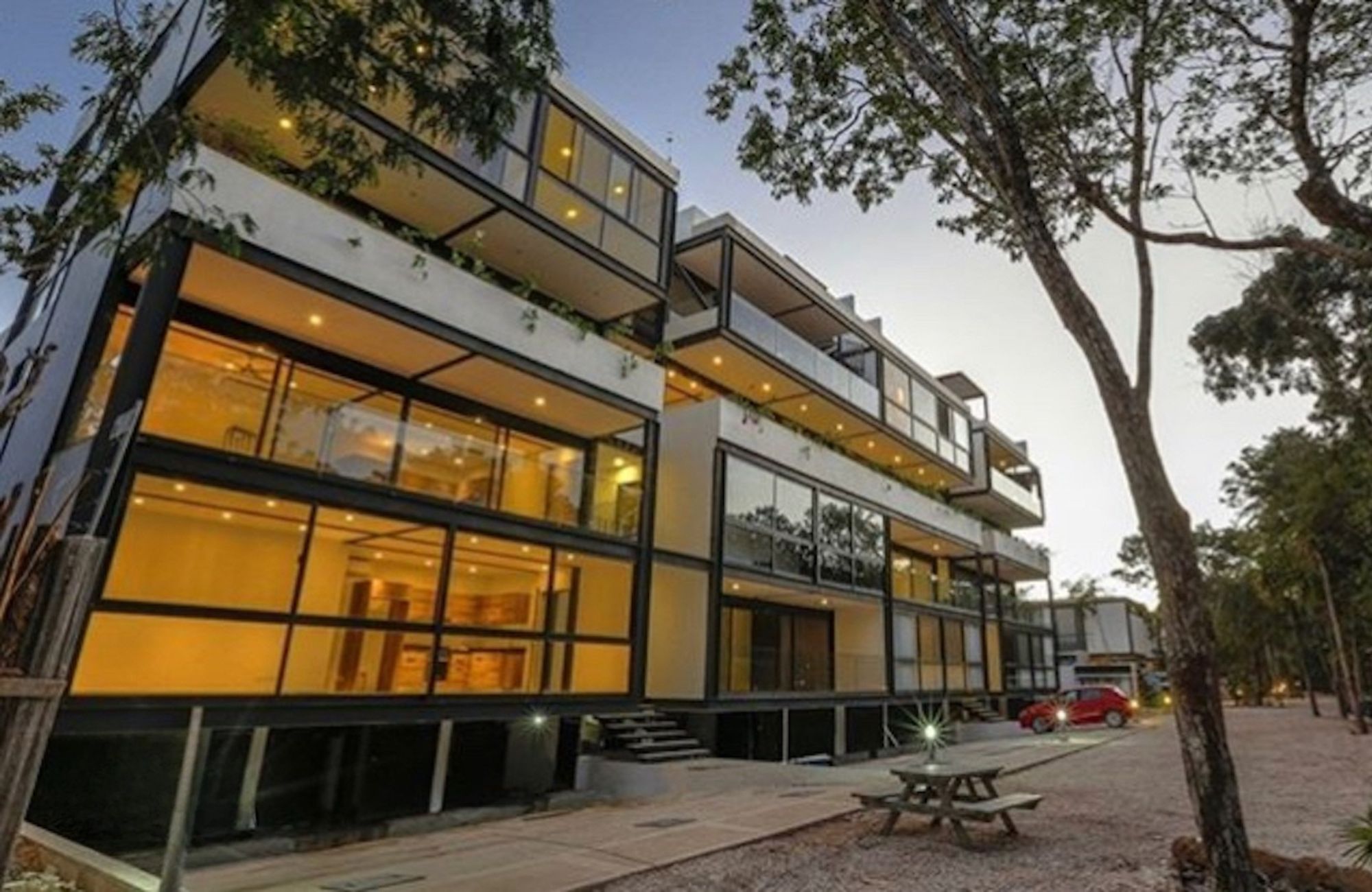 Swim up condo, direct access to the pool from your terrace, gym, restaurant, outdoor yoga area, bicycles, 5 minutes from the beach