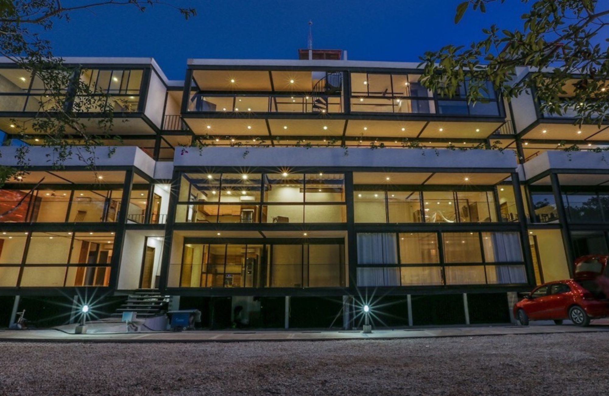 Swim up condo, direct access to the pool from your terrace, gym, restaurant, outdoor yoga area, bicycles, 5 minutes from the beach