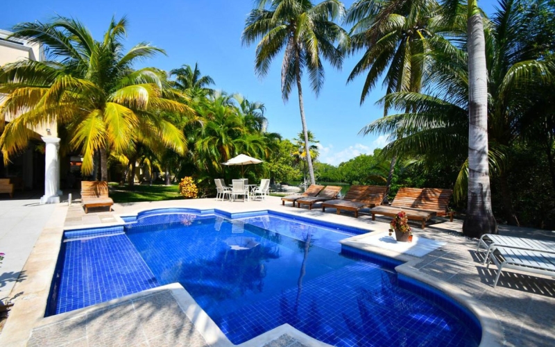 House with private pool on the lagoon shore, for sale, Zona Hotelera Canc&uacute;n.