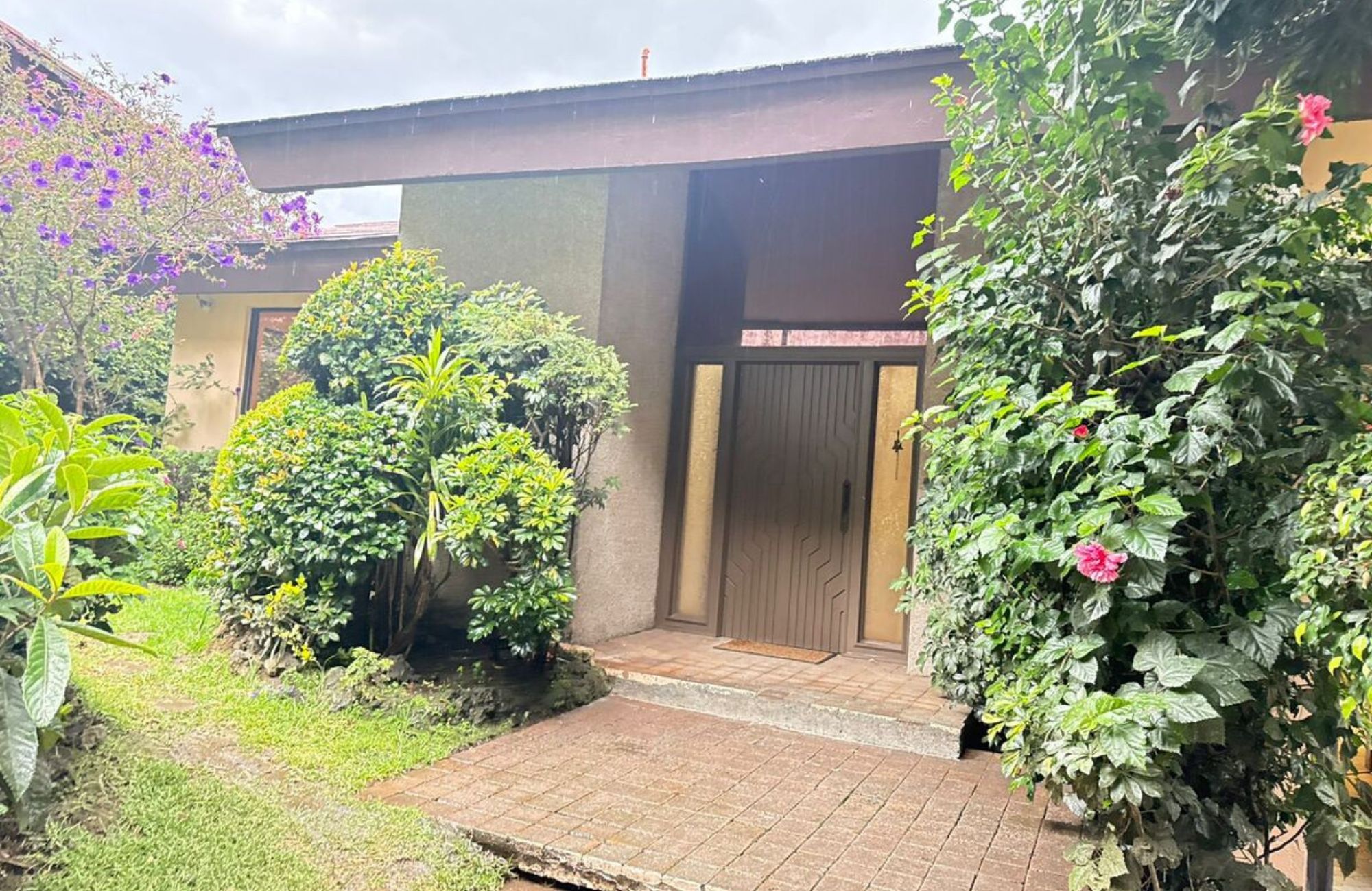 Residence with garden, jacuzzi, playground, library, utility room, parking for 5 cars, in Bosques de las Lomas for sale