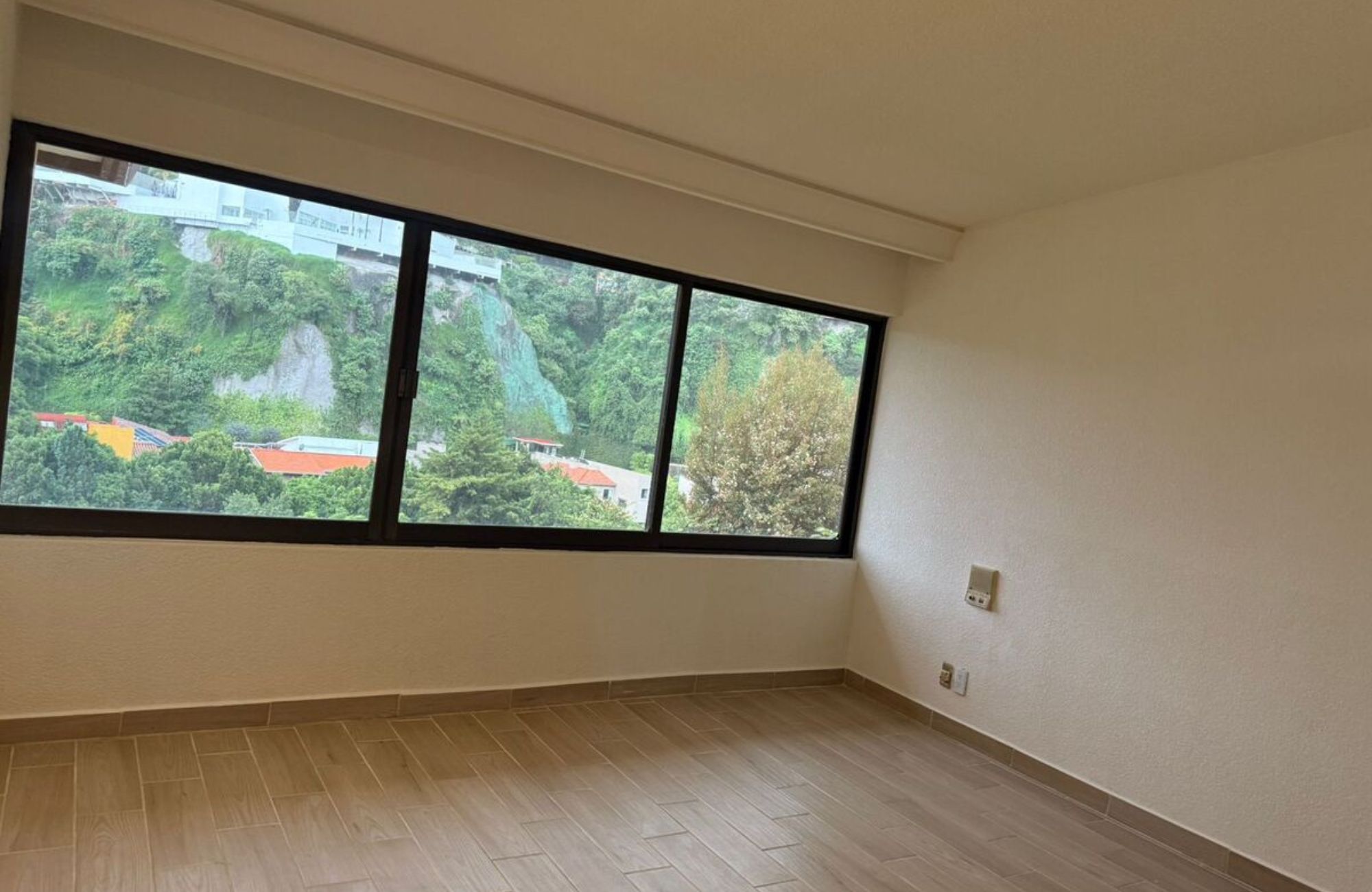 Residence with garden, jacuzzi, playground, library, utility room, parking for 5 cars, in Bosques de las Lomas for sale