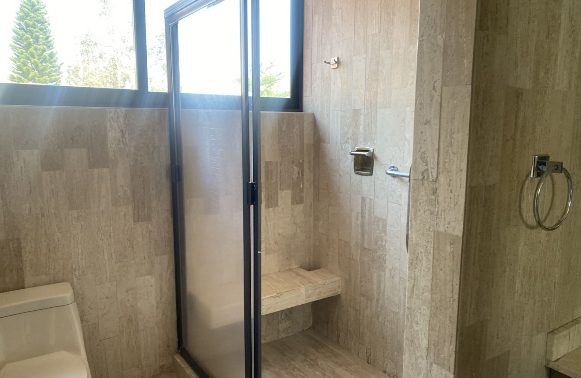 Residence with garden, jacuzzi, playground, library, utility room, parking for 5 cars, in Bosques de las Lomas for sale