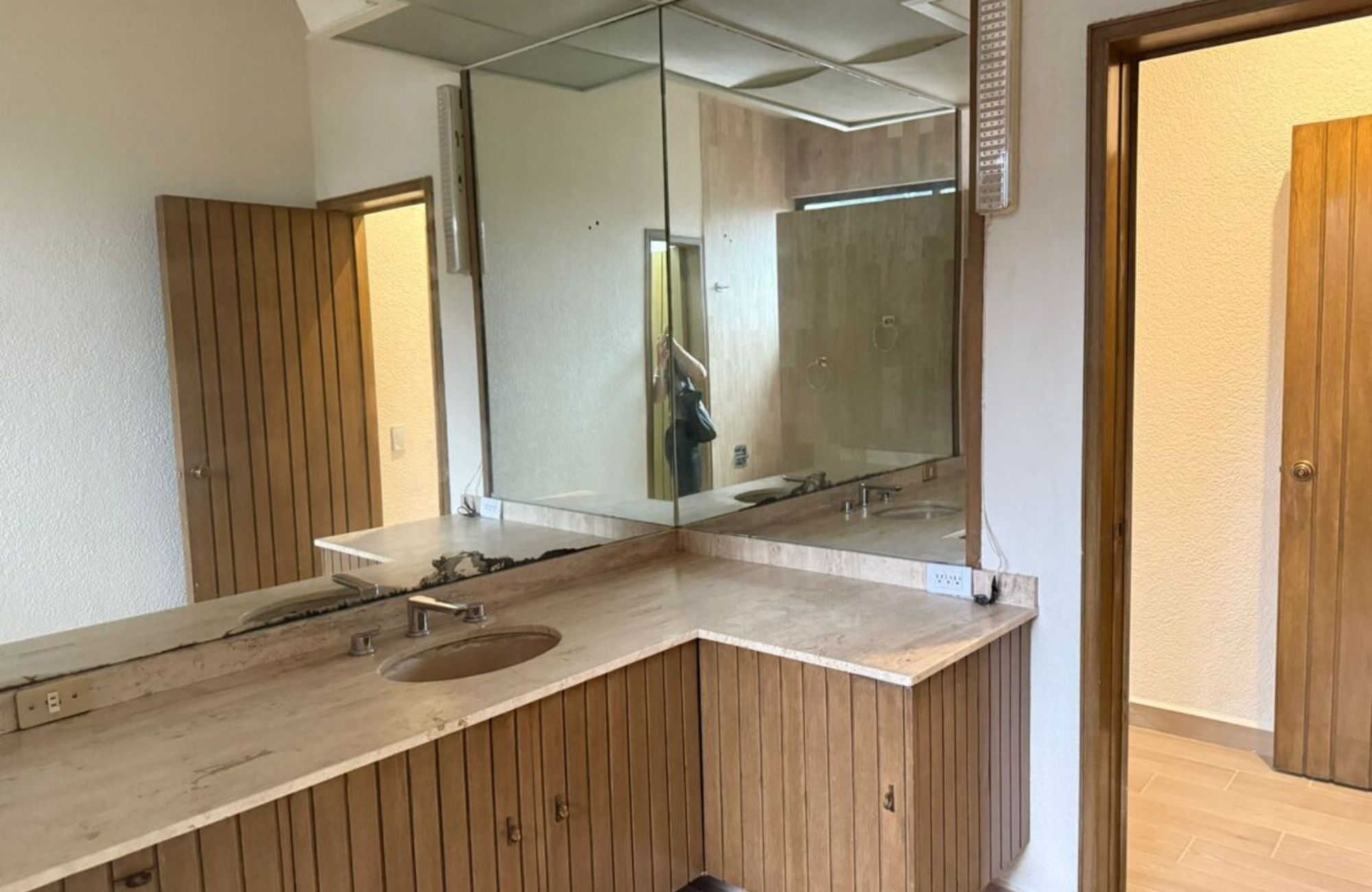 Residence with garden, jacuzzi, playground, library, utility room, parking for 5 cars, in Bosques de las Lomas for sale