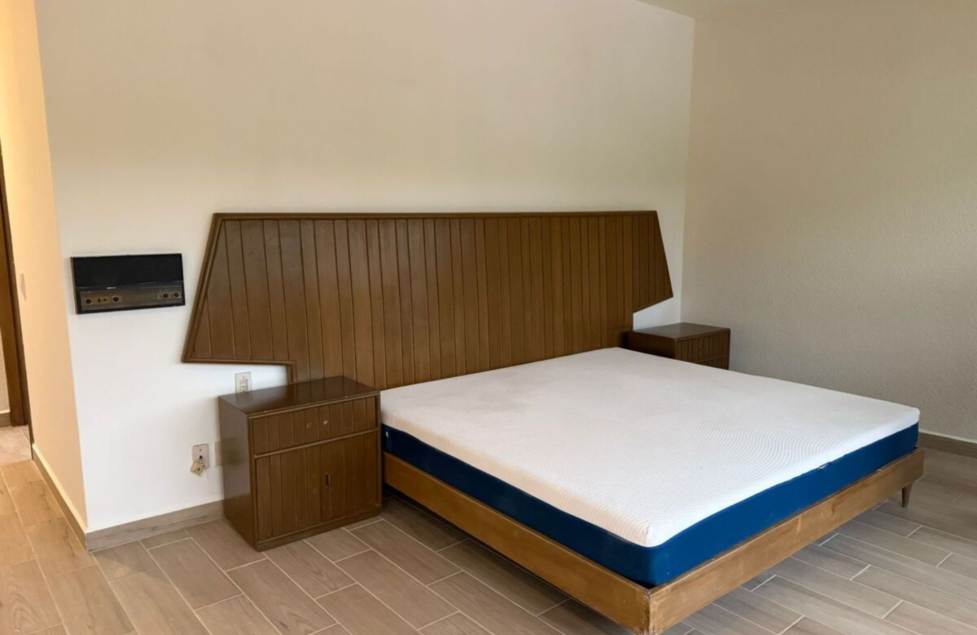 Residence with garden, jacuzzi, playground, library, utility room, parking for 5 cars, in Bosques de las Lomas for sale