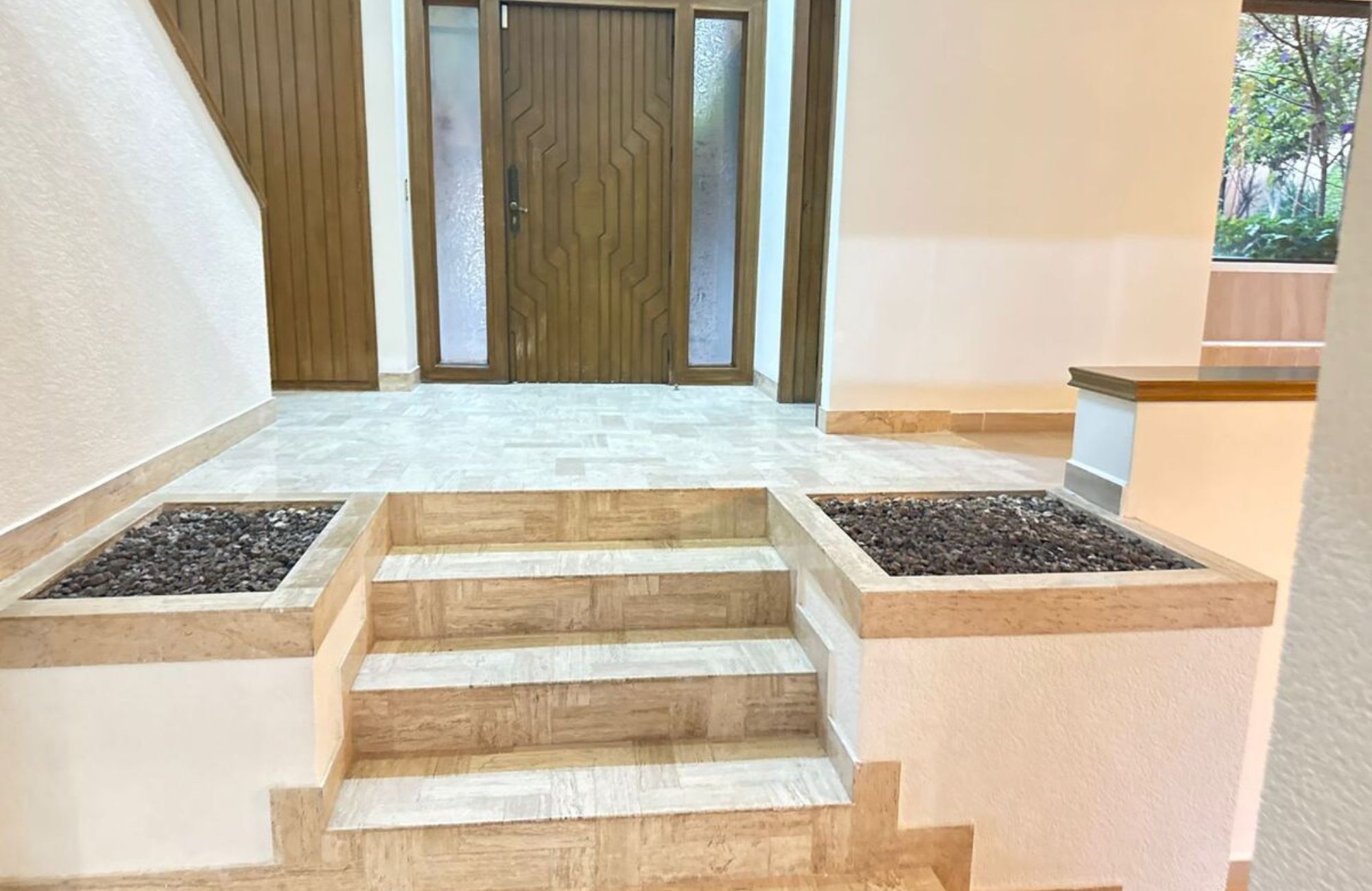 Residence with garden, jacuzzi, playground, library, utility room, parking for 5 cars, in Bosques de las Lomas for sale