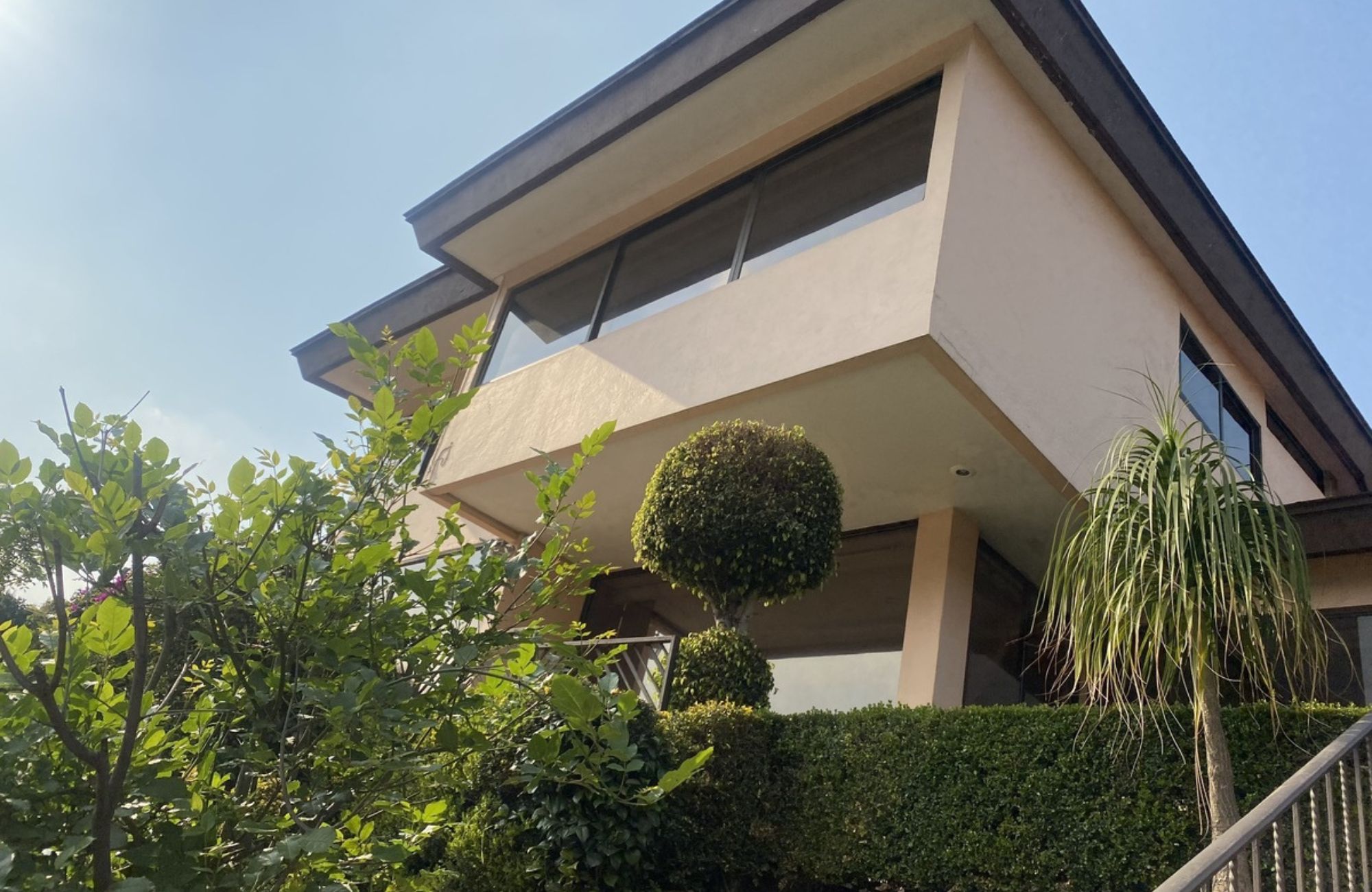 Residence with garden, jacuzzi, playground, library, utility room, parking for 5 cars, in Bosques de las Lomas for sale