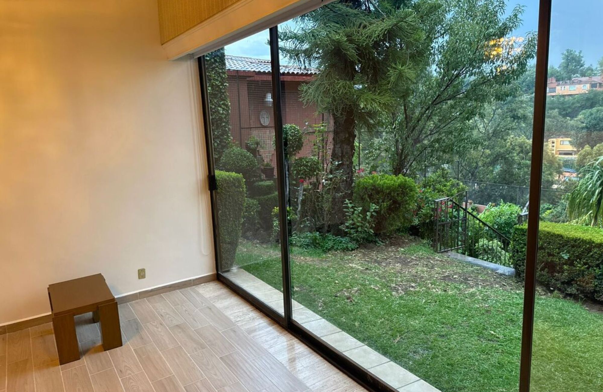 Residence with garden, jacuzzi, playground, library, utility room, parking for 5 cars, in Bosques de las Lomas for sale