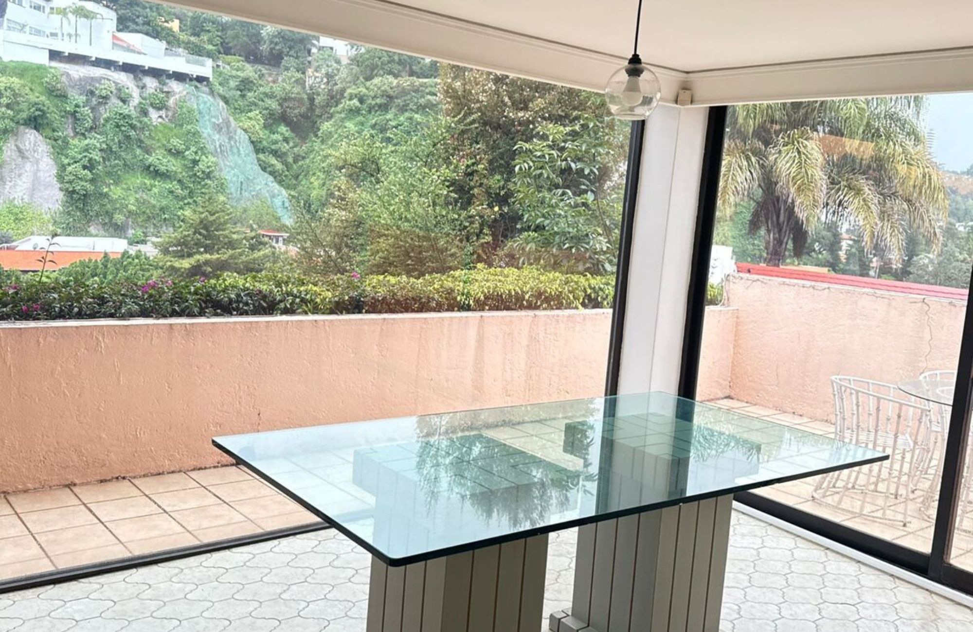 Residence with garden, jacuzzi, playground, library, utility room, parking for 5 cars, in Bosques de las Lomas for sale