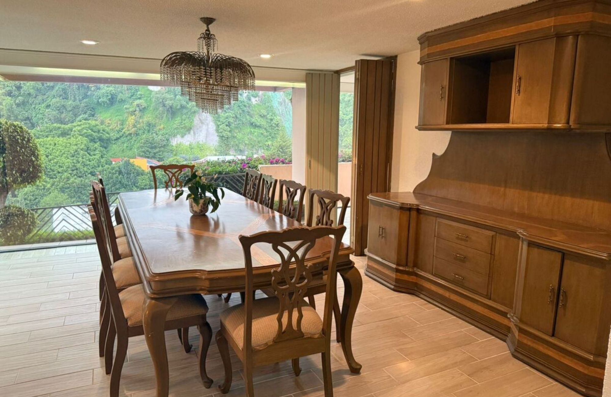 Residence with garden, jacuzzi, playground, library, utility room, parking for 5 cars, in Bosques de las Lomas for sale