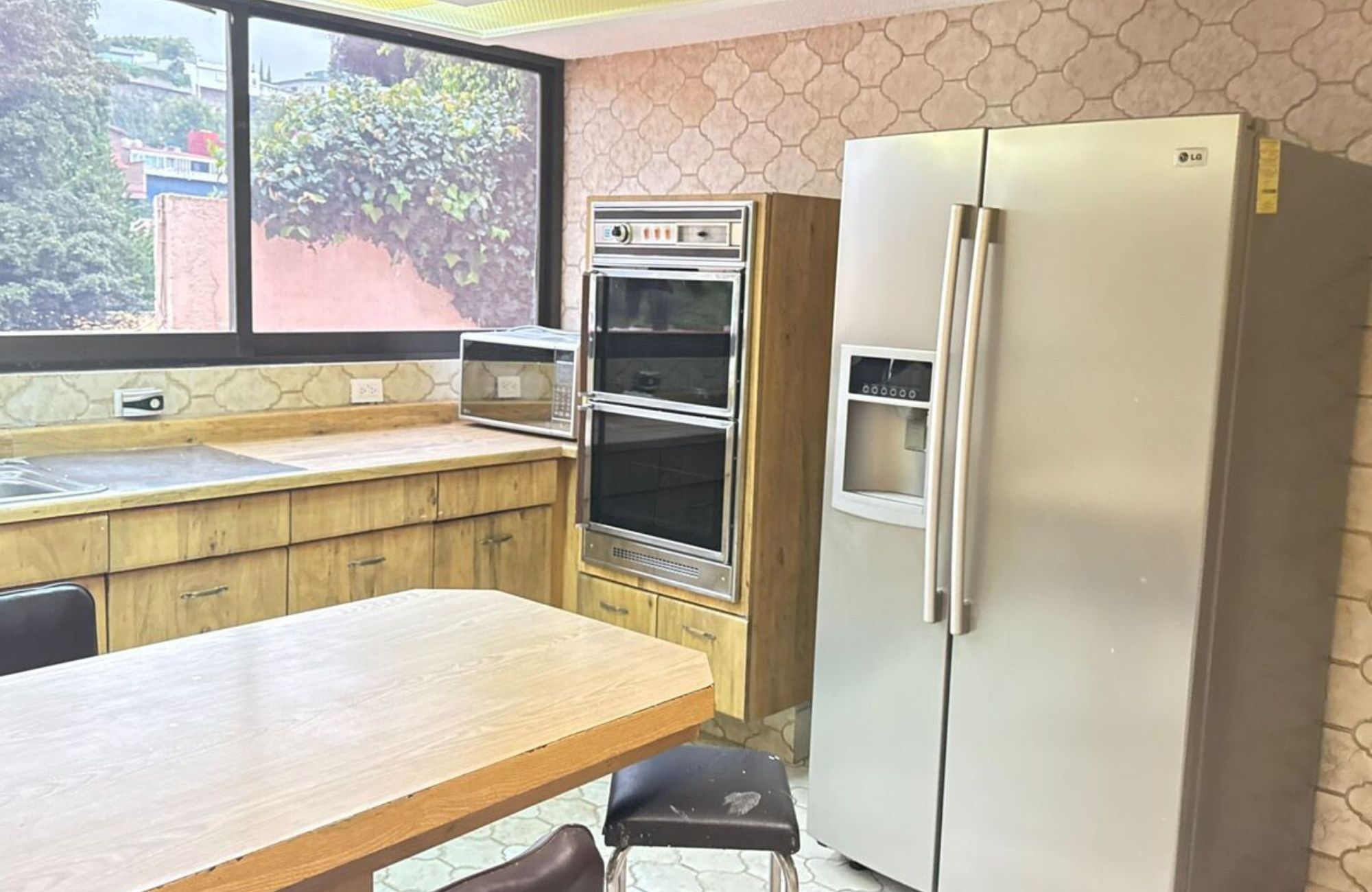 Residence with garden, jacuzzi, playground, library, utility room, parking for 5 cars, in Bosques de las Lomas for sale