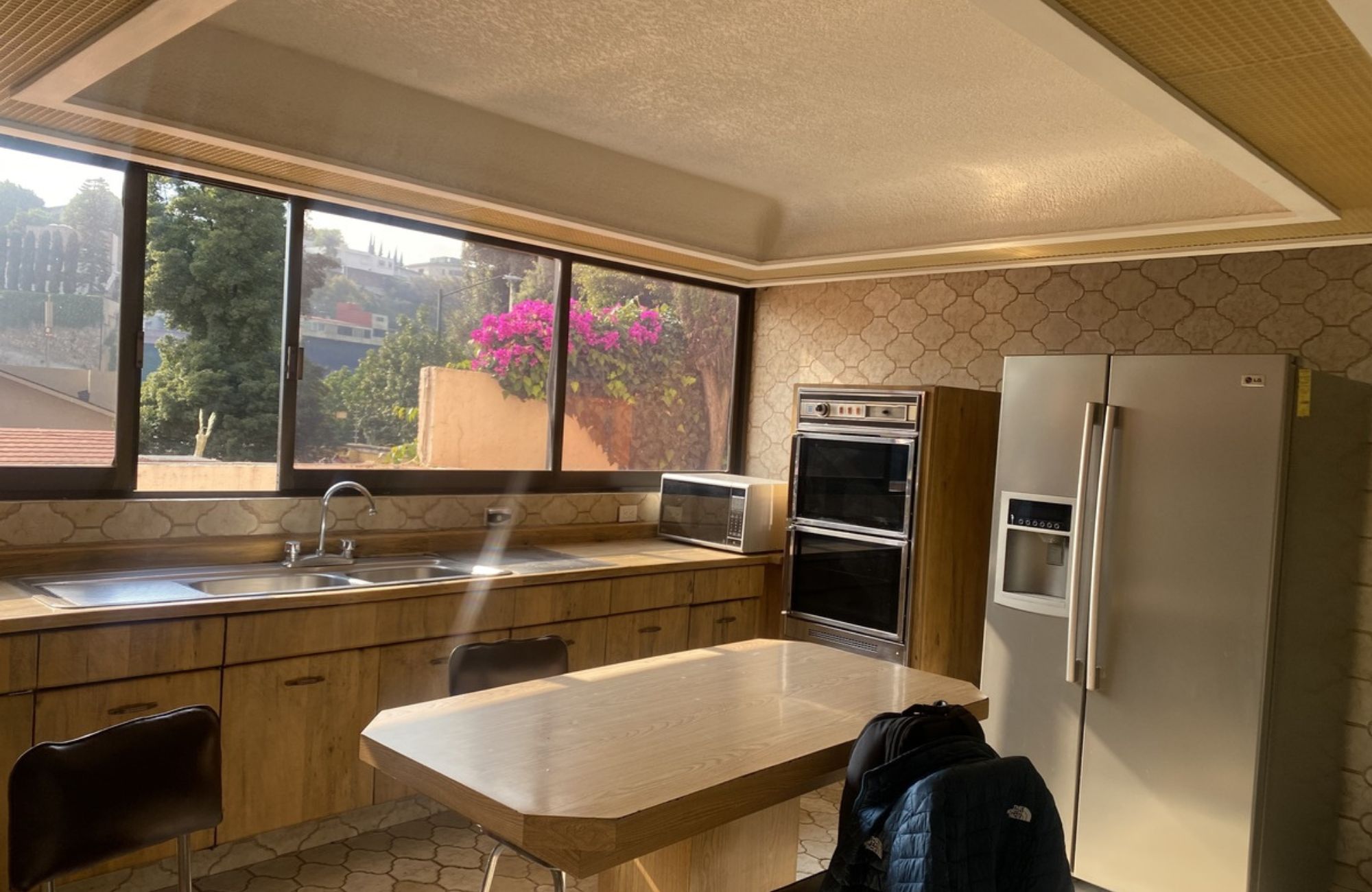 Residence with garden, jacuzzi, playground, library, utility room, parking for 5 cars, in Bosques de las Lomas for sale