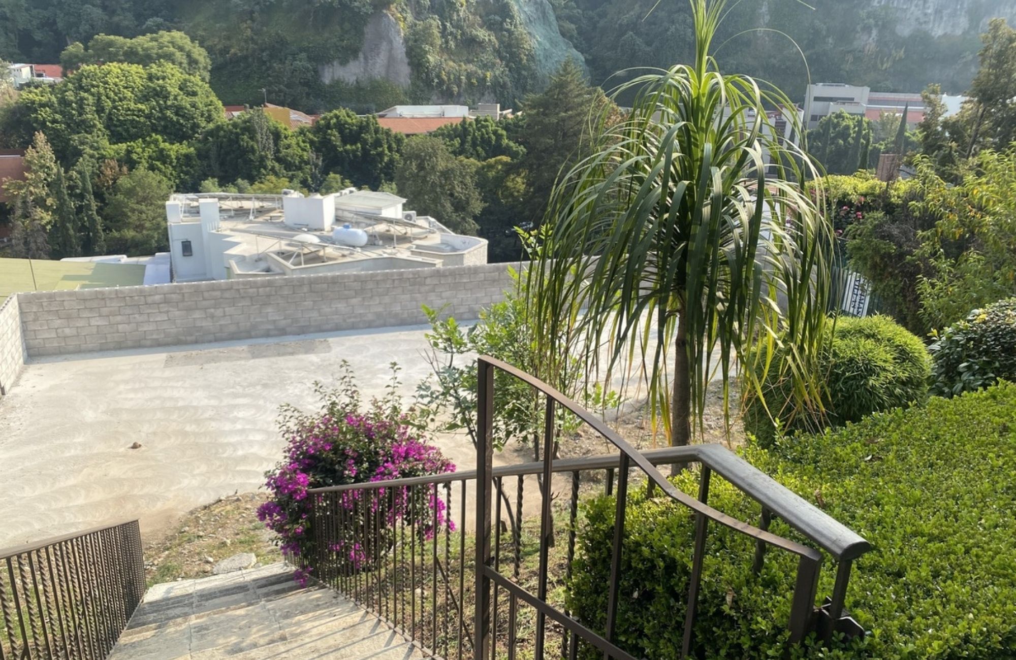 Residence with garden, jacuzzi, playground, library, utility room, parking for 5 cars, in Bosques de las Lomas for sale