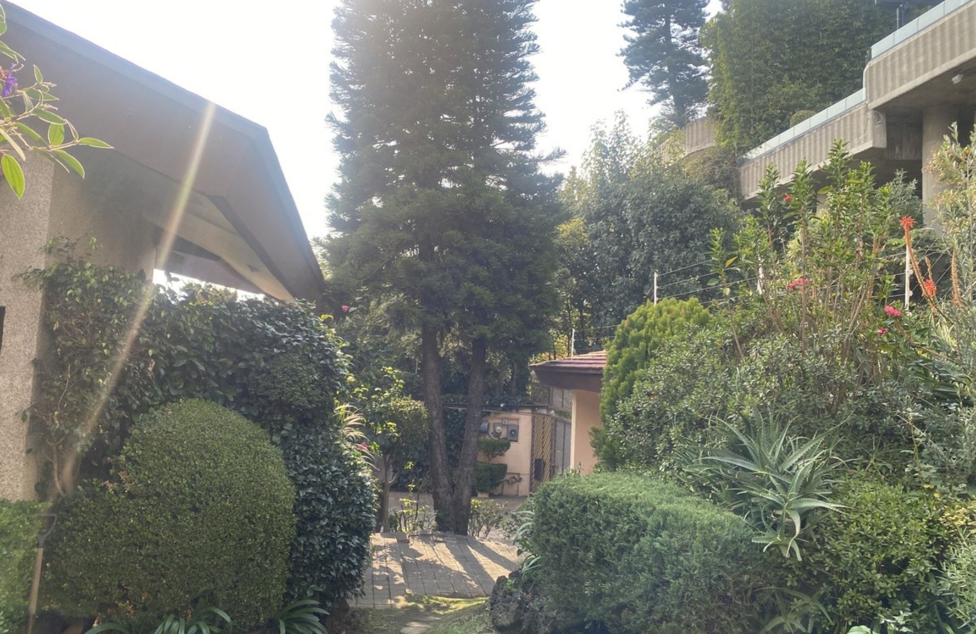 Residence with garden, jacuzzi, playground, library, utility room, parking for 5 cars, in Bosques de las Lomas for sale