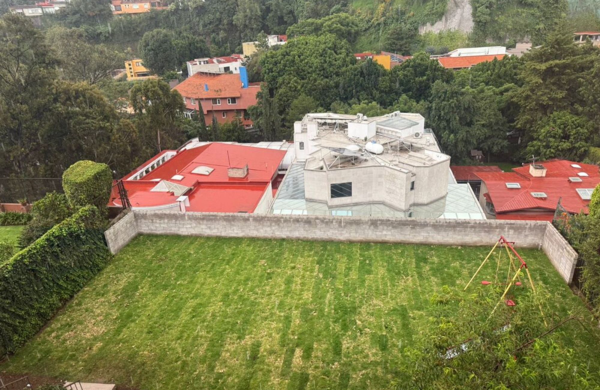 Residence with garden, jacuzzi, playground, library, utility room, parking for 5 cars, in Bosques de las Lomas for sale