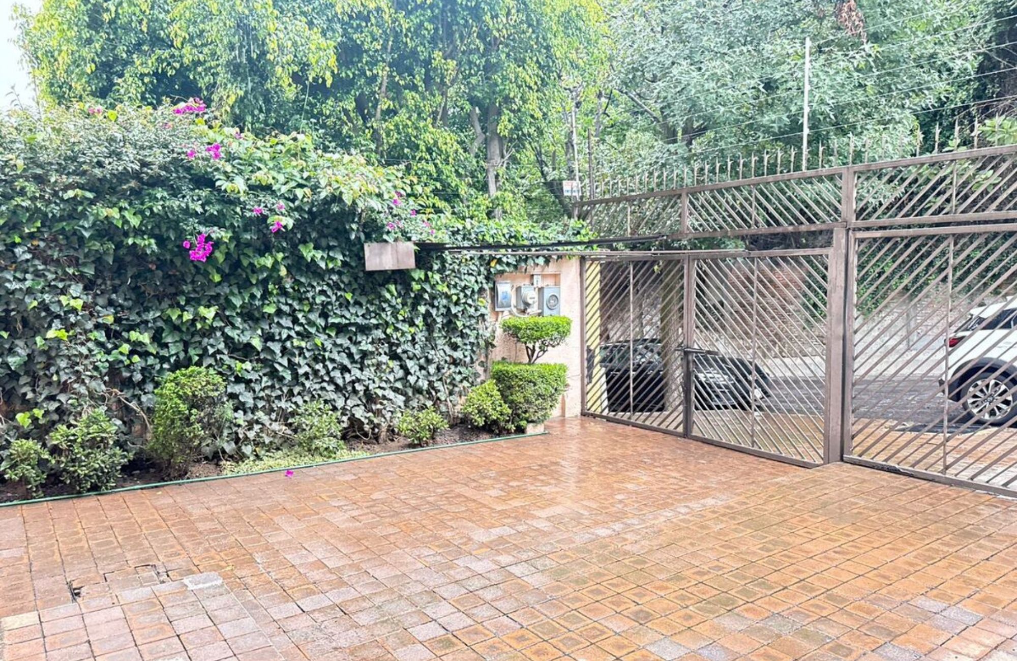 Residence with garden, jacuzzi, playground, library, utility room, parking for 5 cars, in Bosques de las Lomas for sale