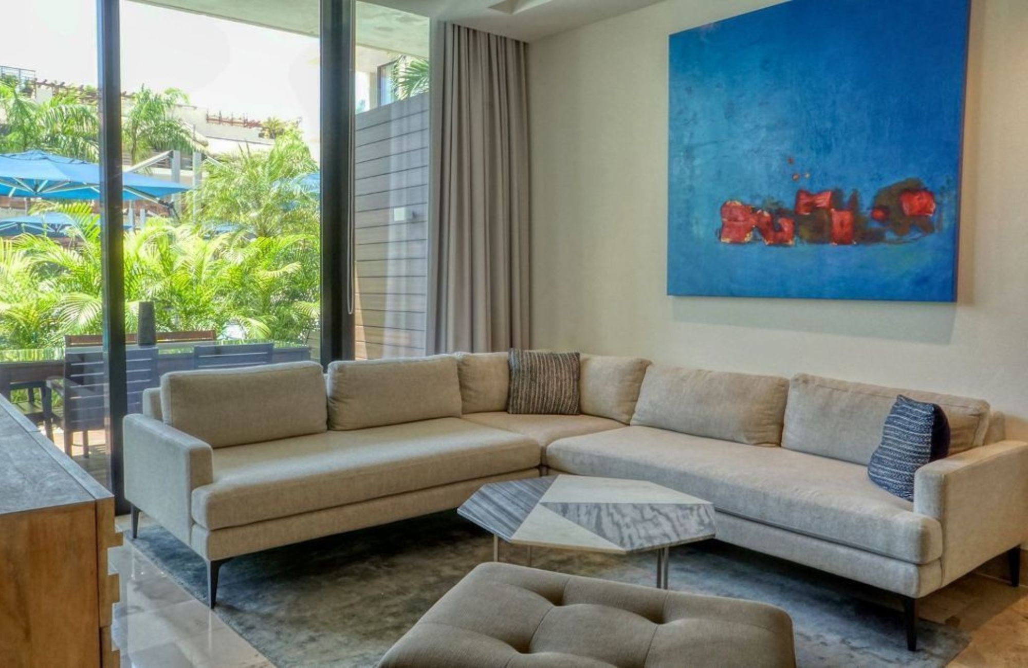 Condominio con terraza de 33 m2, rooftop con jacuzzi y alberca con vista al campo de golf, club de playa, casa club y amenidades de lujo en