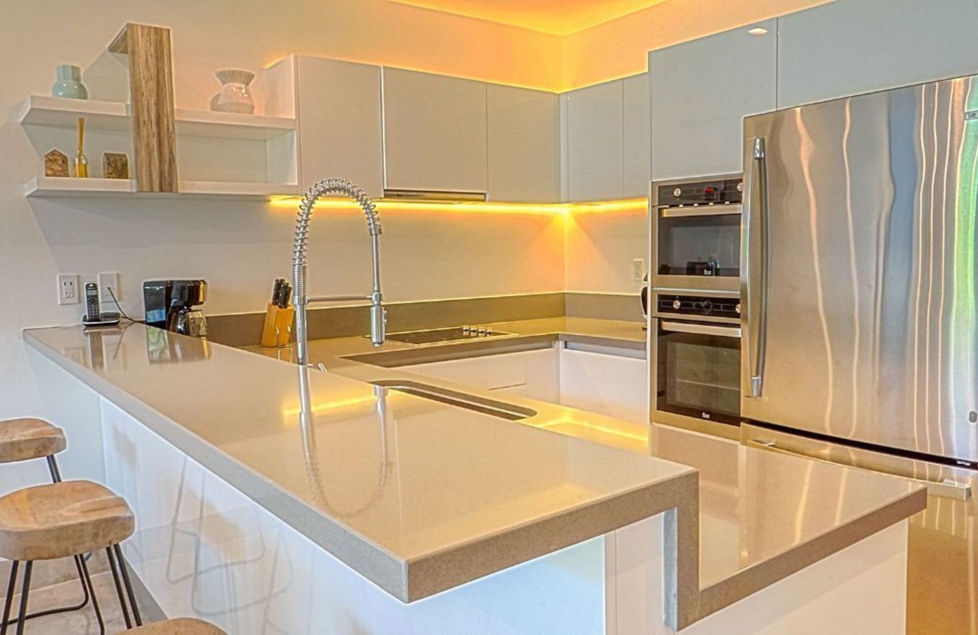 Condominio con terraza de 33 m2, rooftop con jacuzzi y alberca con vista al campo de golf, club de playa, casa club y amenidades de lujo en