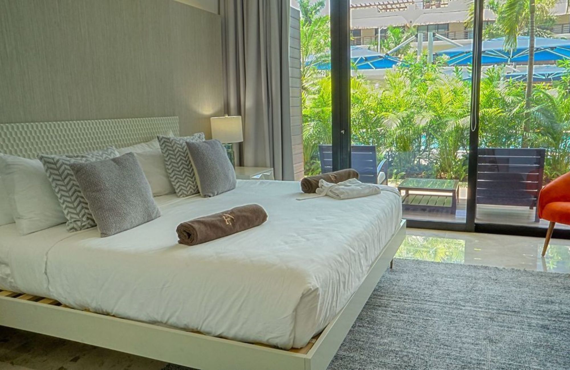 Condominio con terraza de 33 m2, rooftop con jacuzzi y alberca con vista al campo de golf, club de playa, casa club y amenidades de lujo en