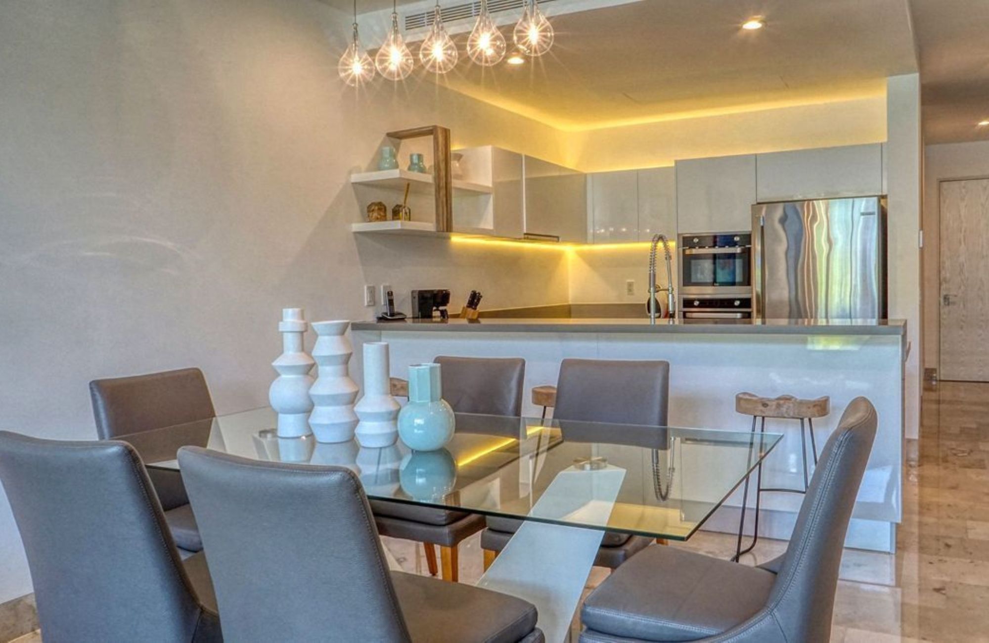 Condominio con terraza de 33 m2, rooftop con jacuzzi y alberca con vista al campo de golf, club de playa, casa club y amenidades de lujo en