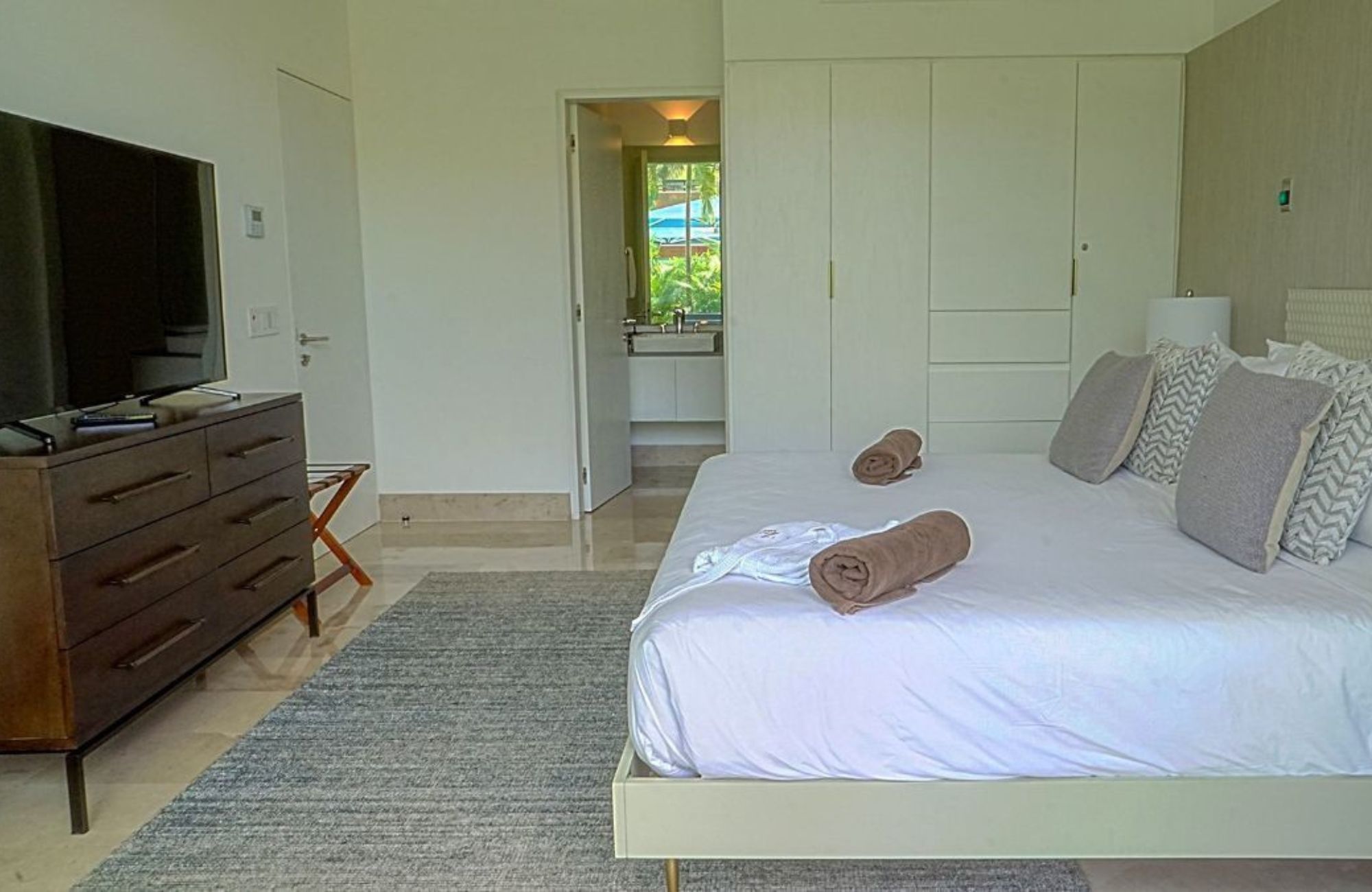 Condominio con terraza de 33 m2, rooftop con jacuzzi y alberca con vista al campo de golf, club de playa, casa club y amenidades de lujo en