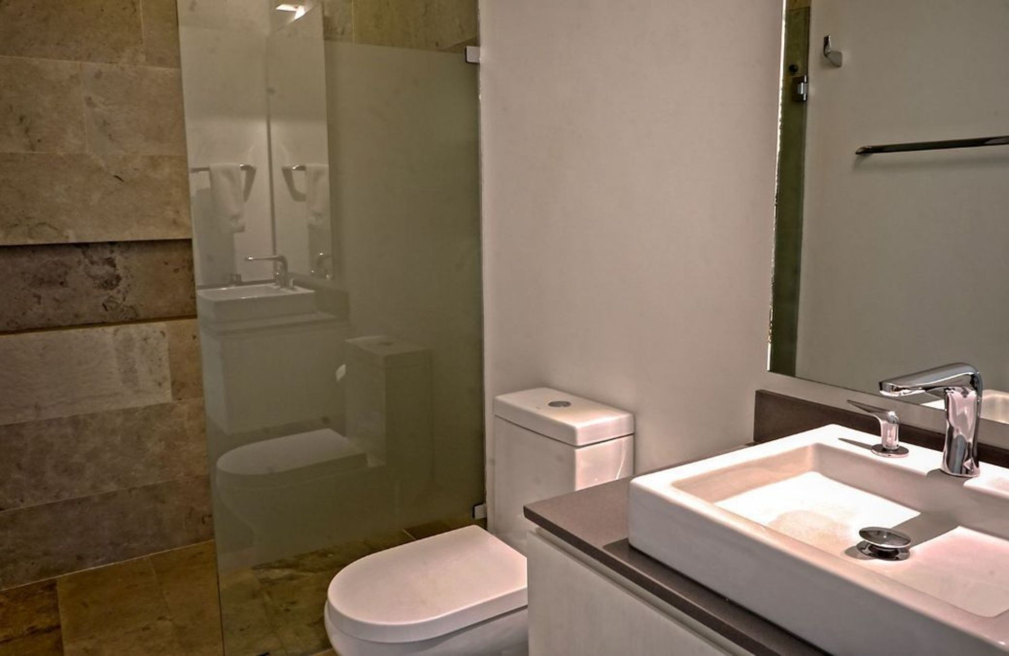 Condominio con terraza de 33 m2, rooftop con jacuzzi y alberca con vista al campo de golf, club de playa, casa club y amenidades de lujo en