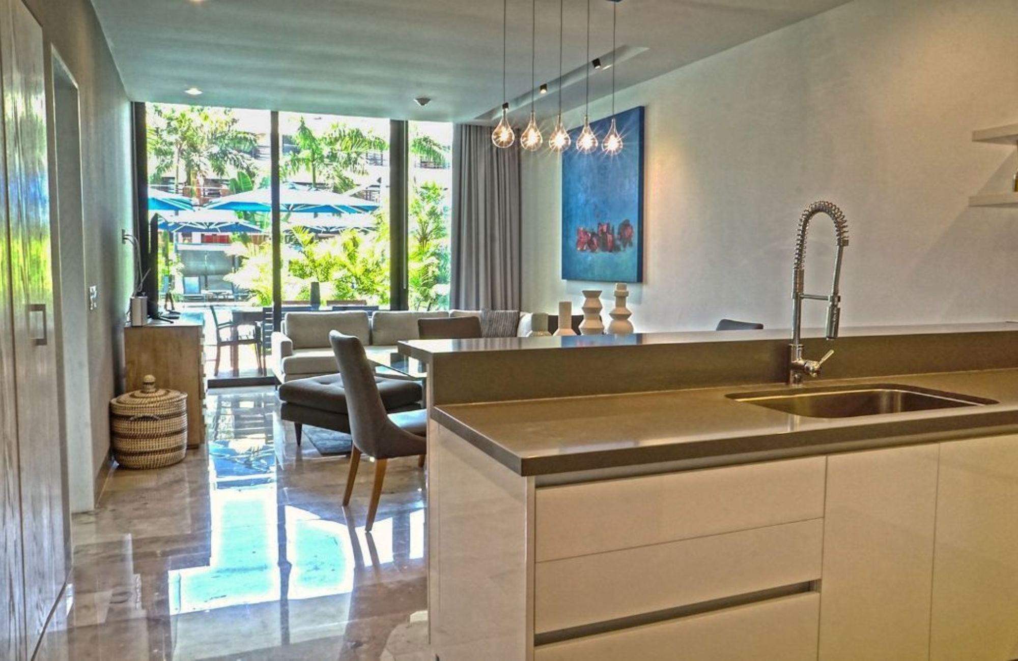 Condominio con terraza de 33 m2, rooftop con jacuzzi y alberca con vista al campo de golf, club de playa, casa club y amenidades de lujo en