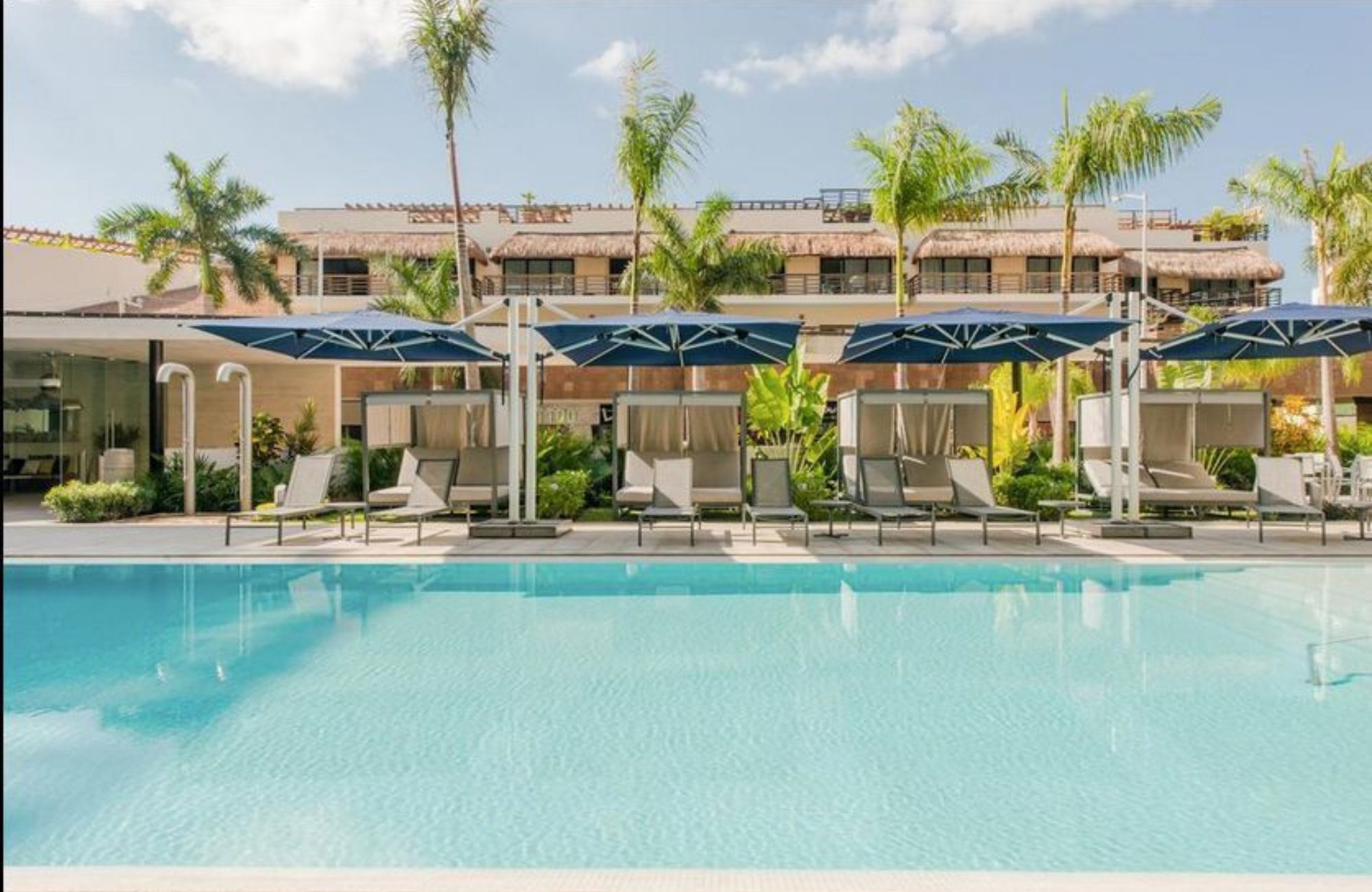 Condominio con terraza de 33 m2, rooftop con jacuzzi y alberca con vista al campo de golf, club de playa, casa club y amenidades de lujo en