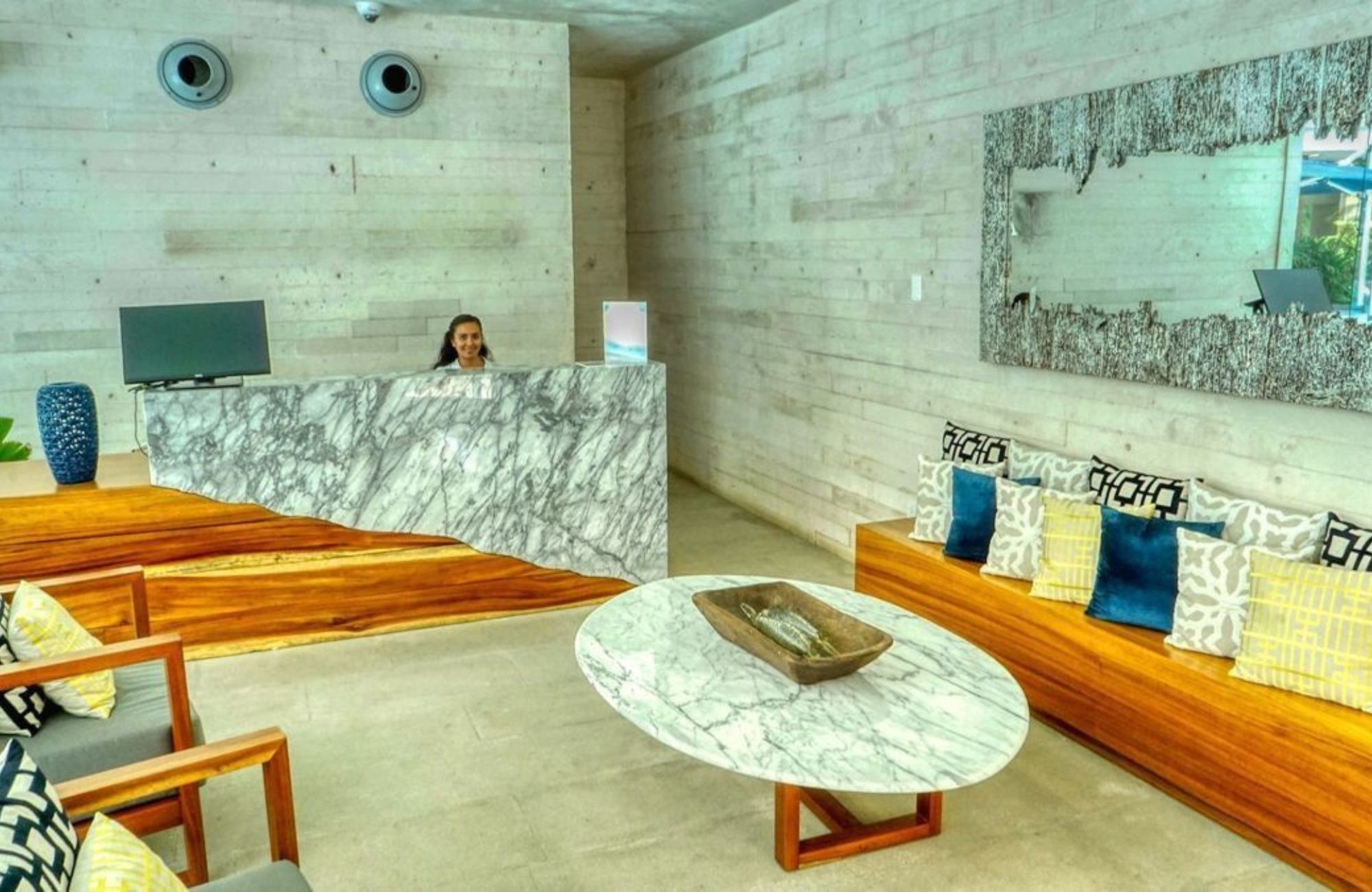 Condominio con terraza de 33 m2, rooftop con jacuzzi y alberca con vista al campo de golf, club de playa, casa club y amenidades de lujo en