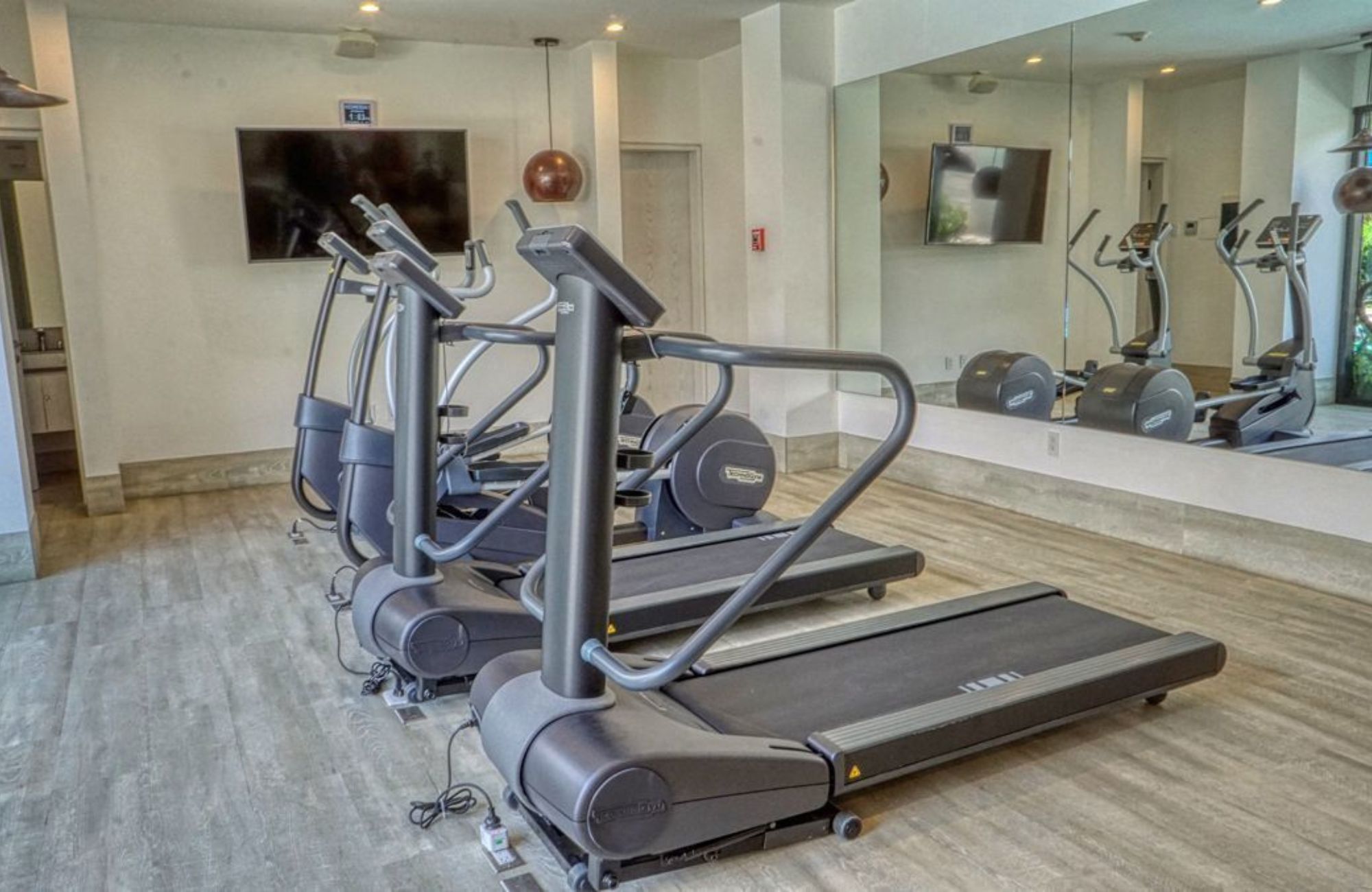 Condominio con terraza de 33 m2, rooftop con jacuzzi y alberca con vista al campo de golf, club de playa, casa club y amenidades de lujo en