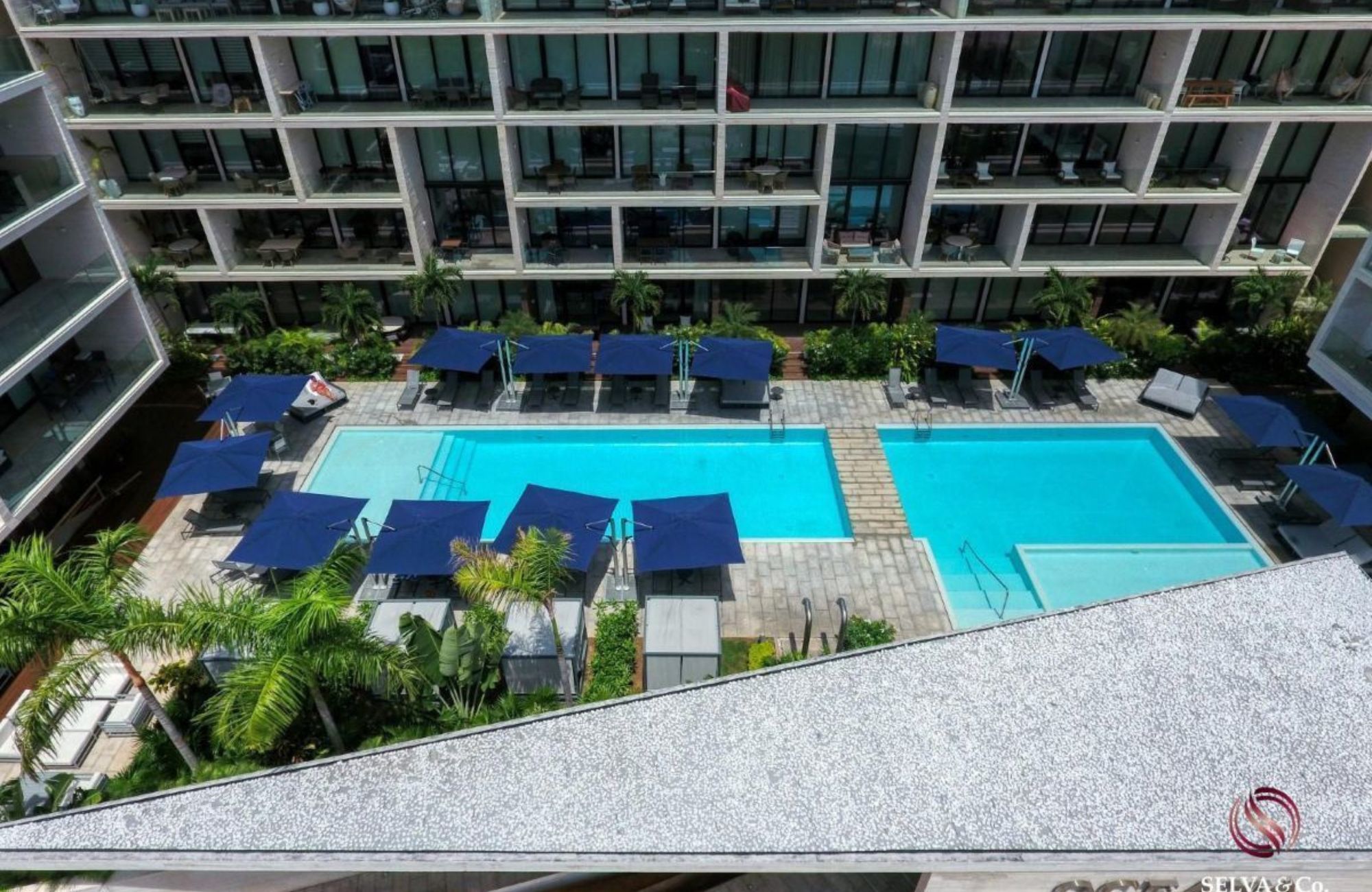 Condominio con terraza de 33 m2, rooftop con jacuzzi y alberca con vista al campo de golf, club de playa, casa club y amenidades de lujo en