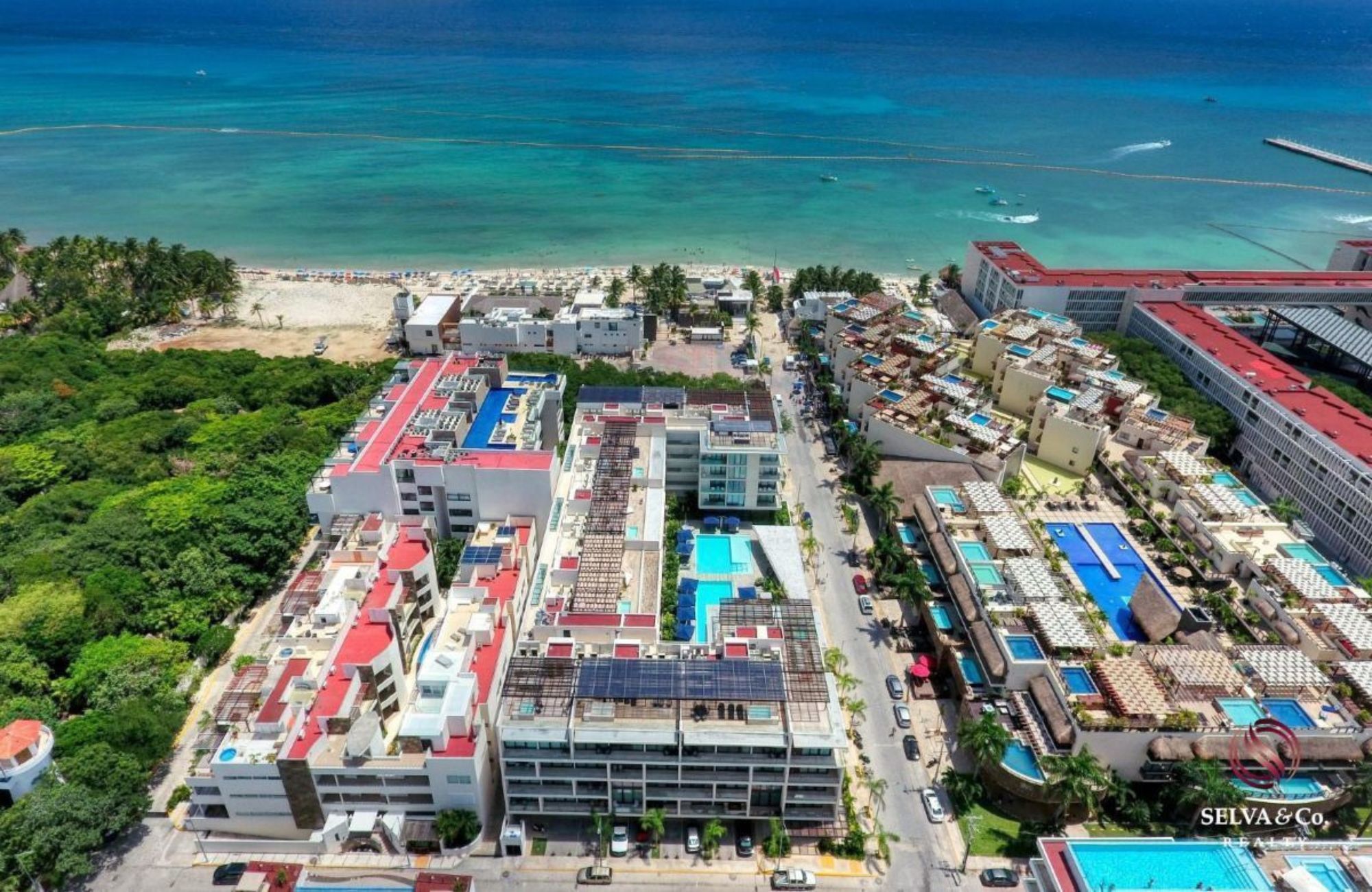 Condominio con terraza de 33 m2, rooftop con jacuzzi y alberca con vista al campo de golf, club de playa, casa club y amenidades de lujo en