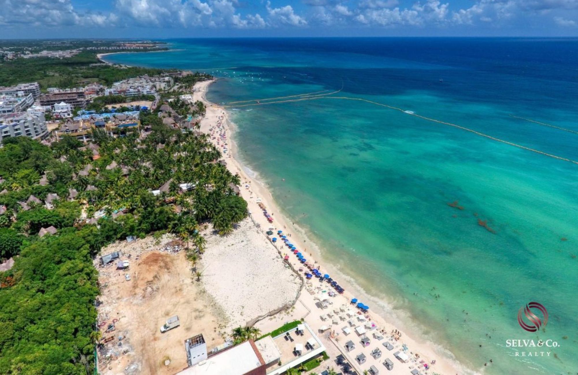 Condominio con terraza de 33 m2, rooftop con jacuzzi y alberca con vista al campo de golf, club de playa, casa club y amenidades de lujo en