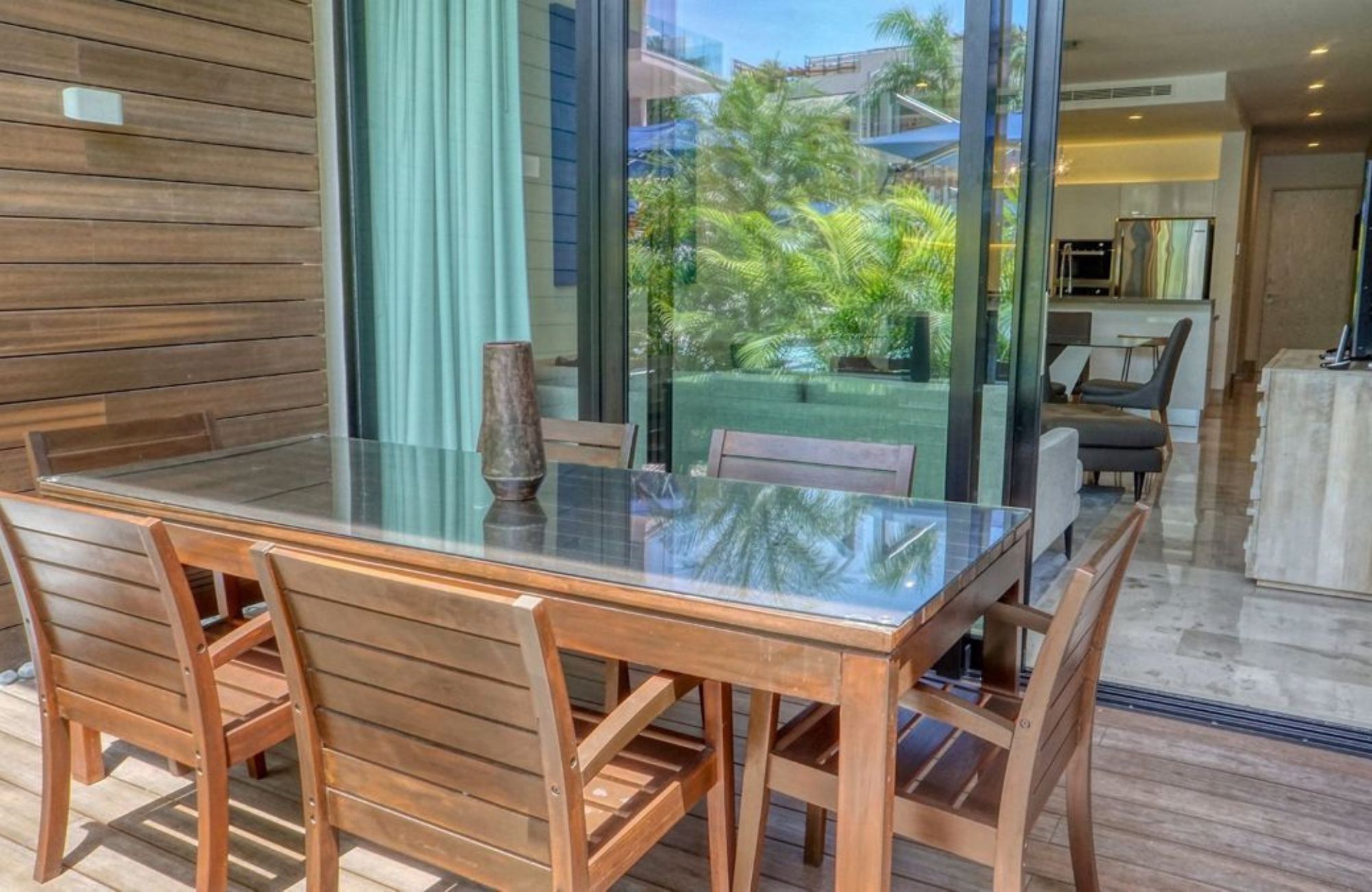 Condominio con terraza de 33 m2, rooftop con jacuzzi y alberca con vista al campo de golf, club de playa, casa club y amenidades de lujo en