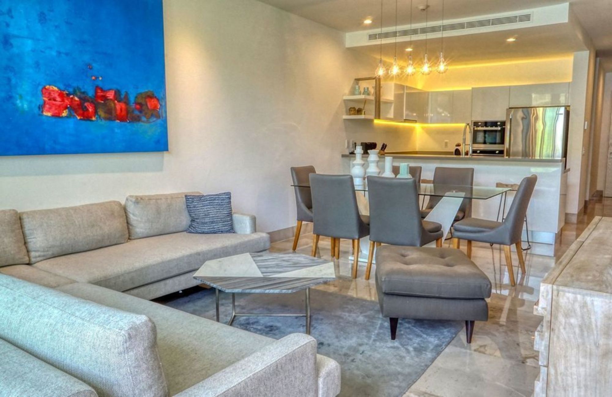 Condominio con terraza de 33 m2, rooftop con jacuzzi y alberca con vista al campo de golf, club de playa, casa club y amenidades de lujo en