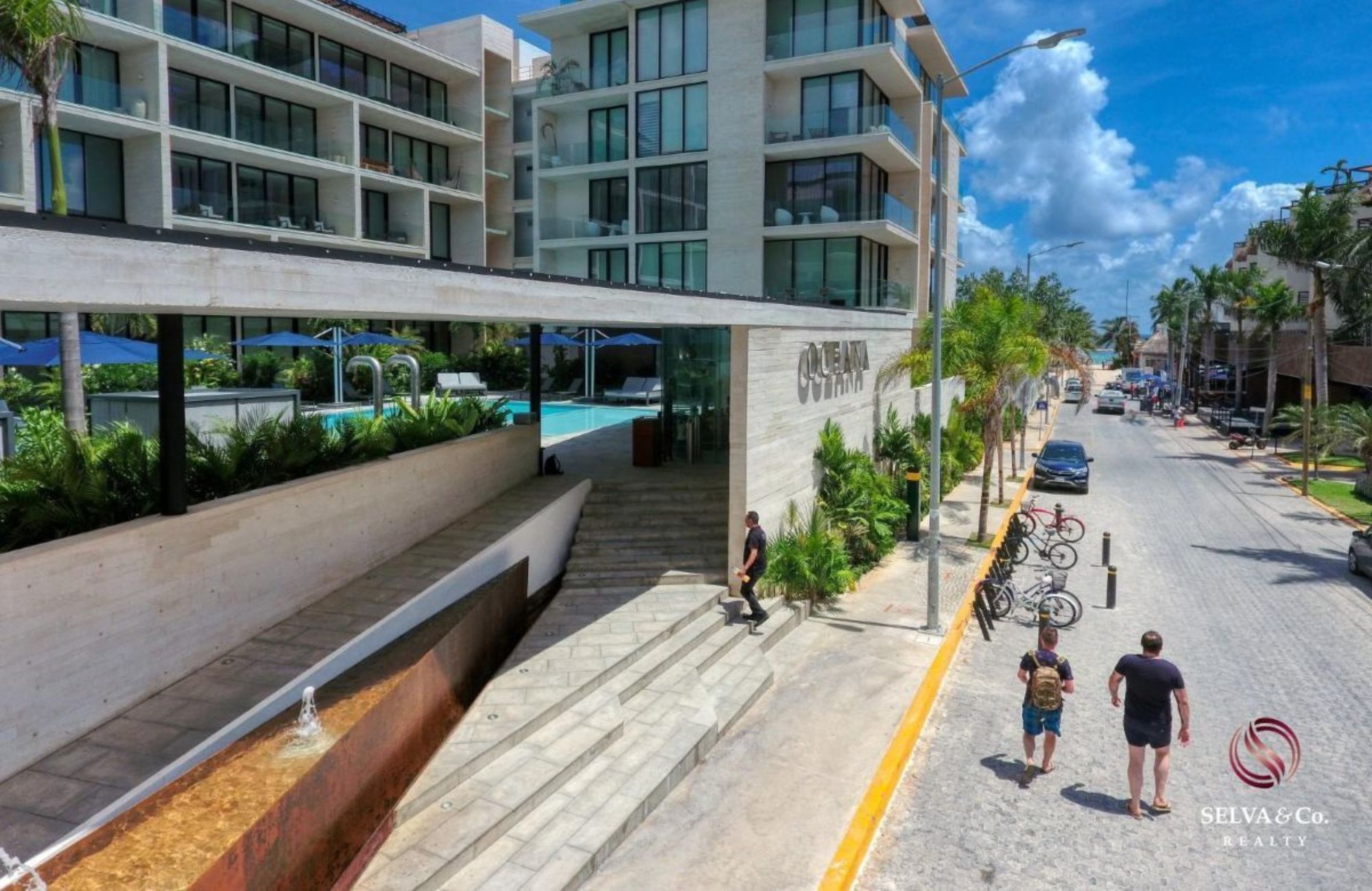 Condominio con terraza de 33 m2, rooftop con jacuzzi y alberca con vista al campo de golf, club de playa, casa club y amenidades de lujo en