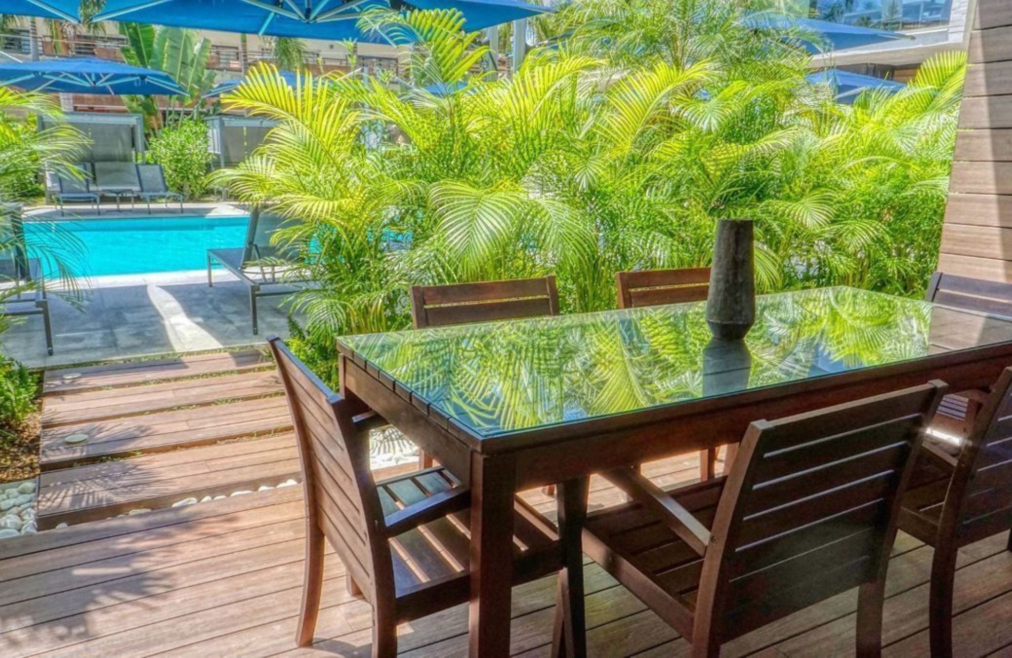 Condominio con terraza de 33 m2, rooftop con jacuzzi y alberca con vista al campo de golf, club de playa, casa club y amenidades de lujo en