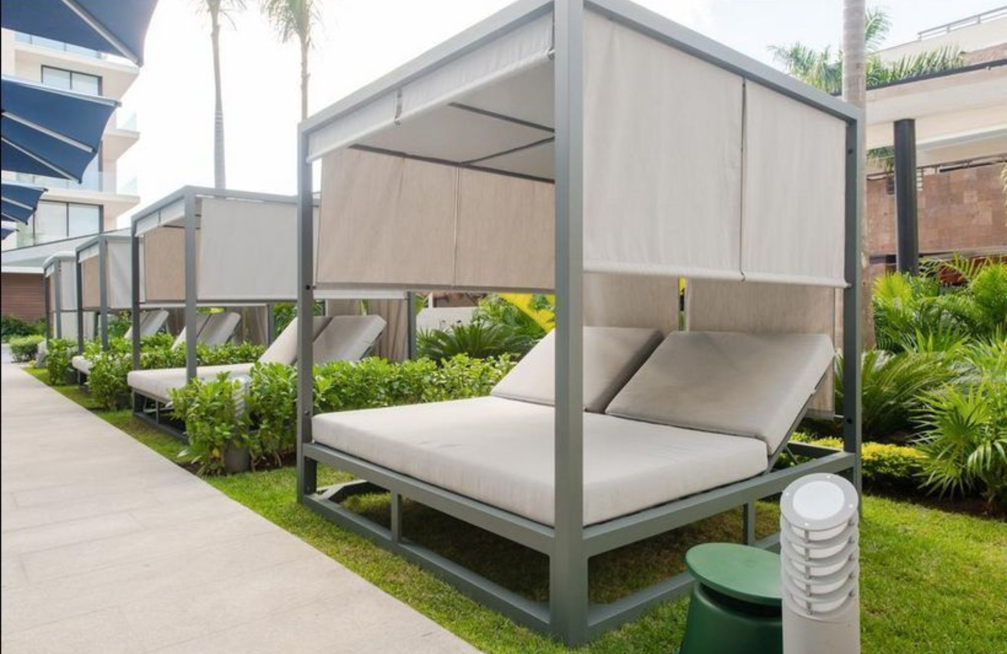 Condominio con terraza de 33 m2, rooftop con jacuzzi y alberca con vista al campo de golf, club de playa, casa club y amenidades de lujo en