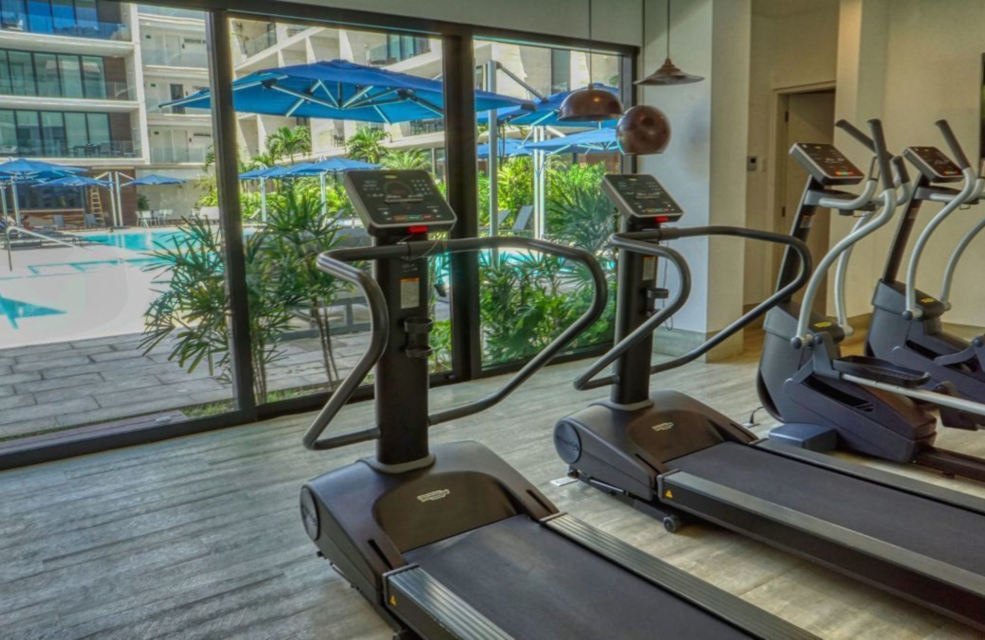 Condominio con terraza de 33 m2, rooftop con jacuzzi y alberca con vista al campo de golf, club de playa, casa club y amenidades de lujo en