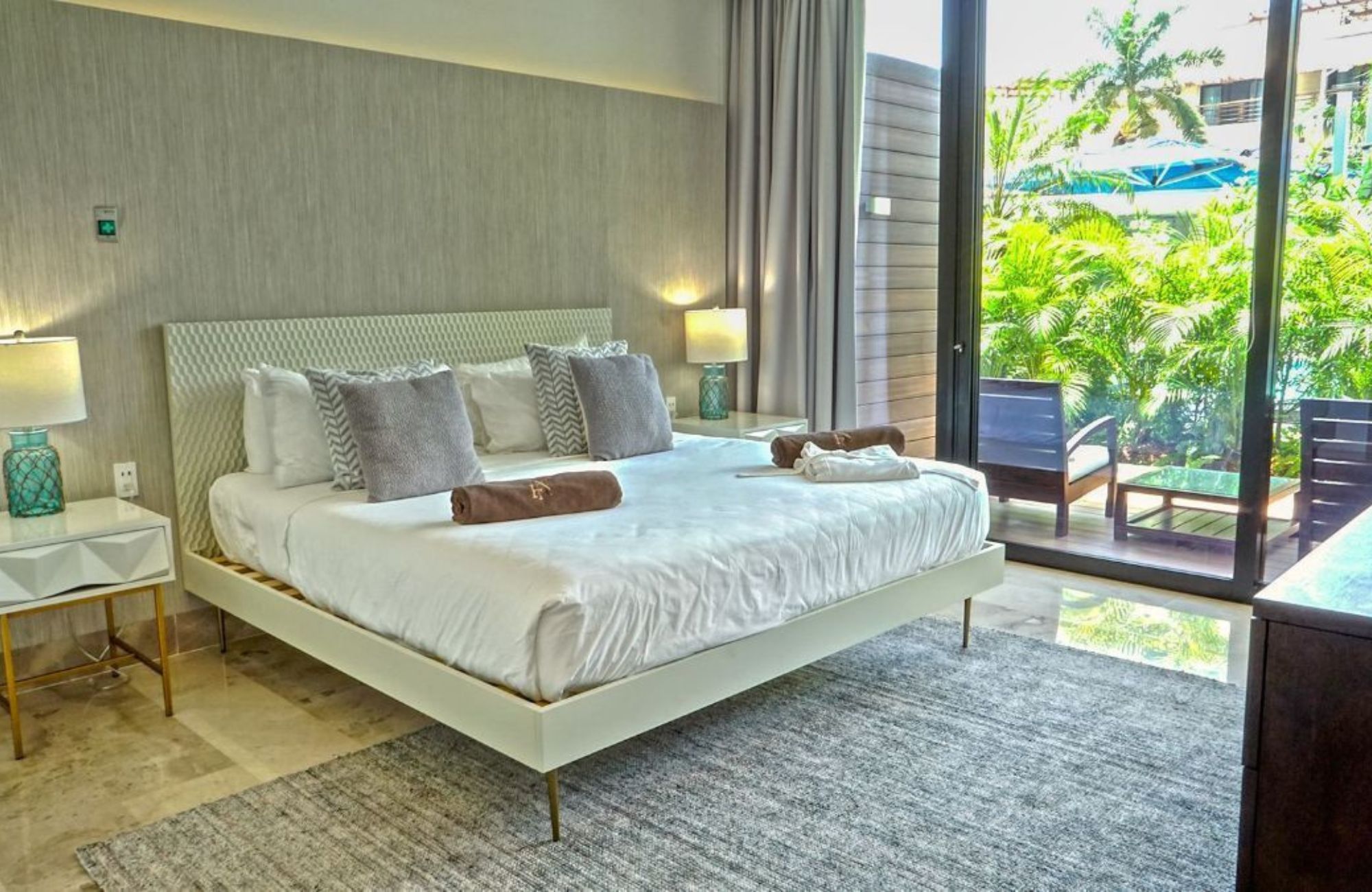 Condominio con terraza de 33 m2, rooftop con jacuzzi y alberca con vista al campo de golf, club de playa, casa club y amenidades de lujo en